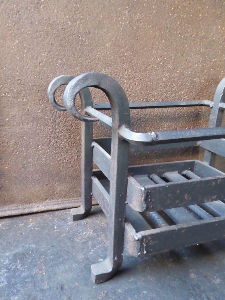 Fer forgé Grille de cheminée ou panier de cheminée de style victorien anglais, 20e siècle en vente