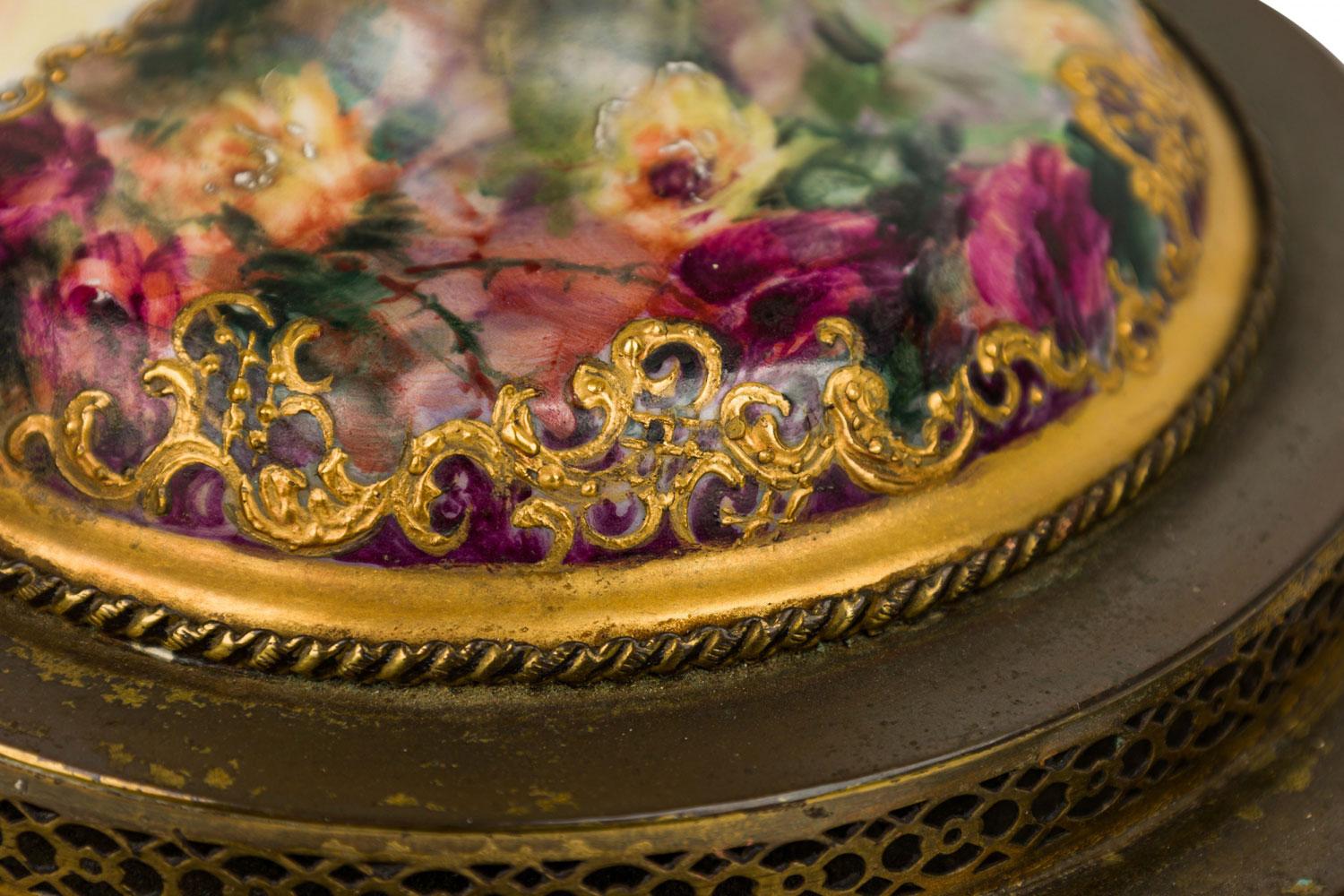 English Victorian style Floral Motif Ceramic and Brass Urn Form Table Lamp im Angebot 3