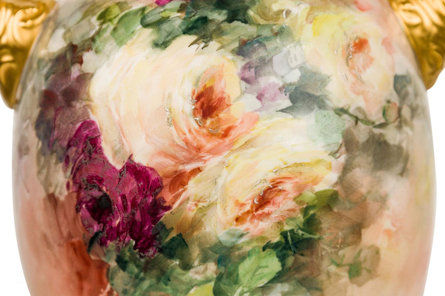 English Victorian style Floral Motif Ceramic and Brass Urn Form Table Lamp im Angebot 4