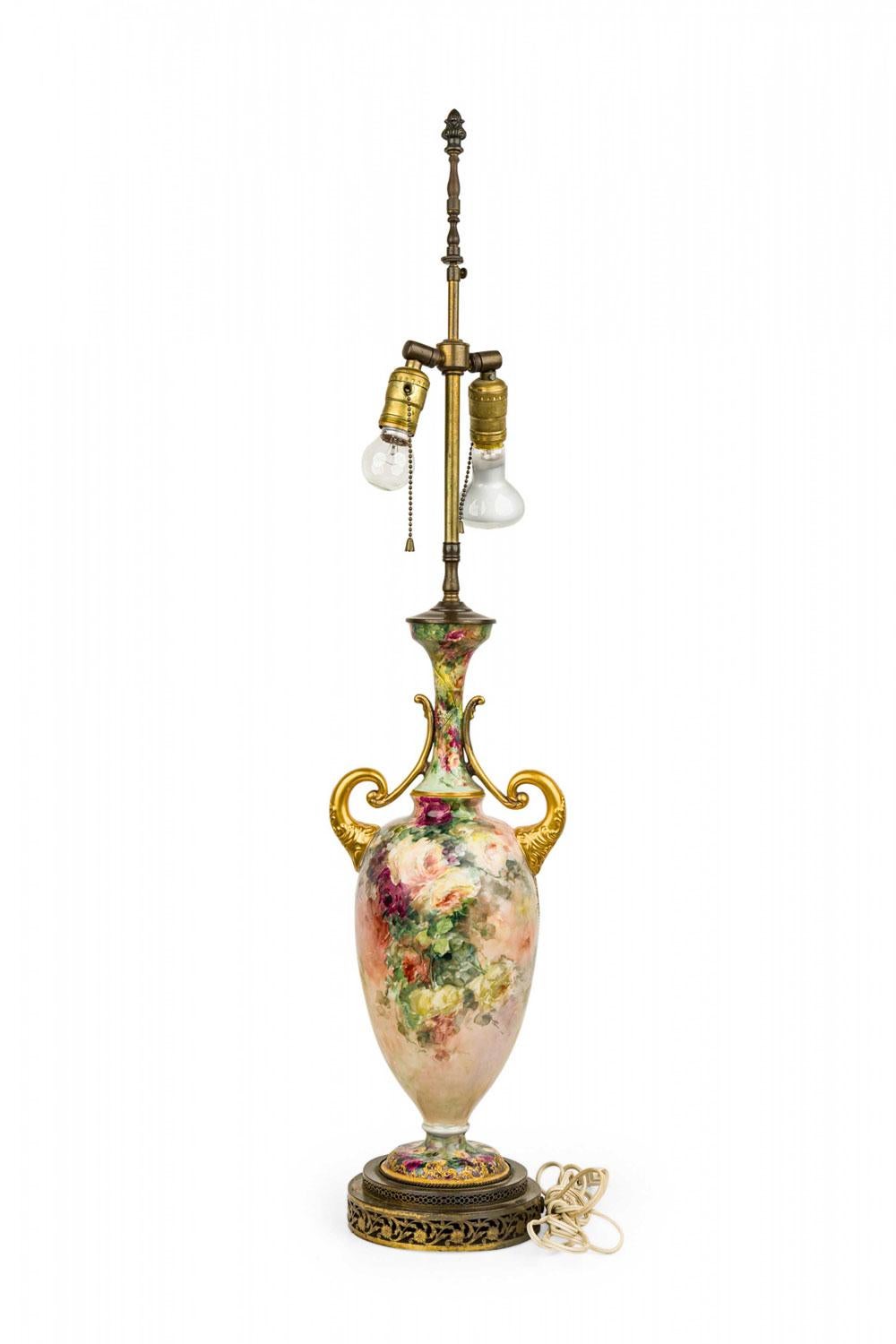 English Victorian style Floral Motif Ceramic and Brass Urn Form Table Lamp (Viktorianisch) im Angebot