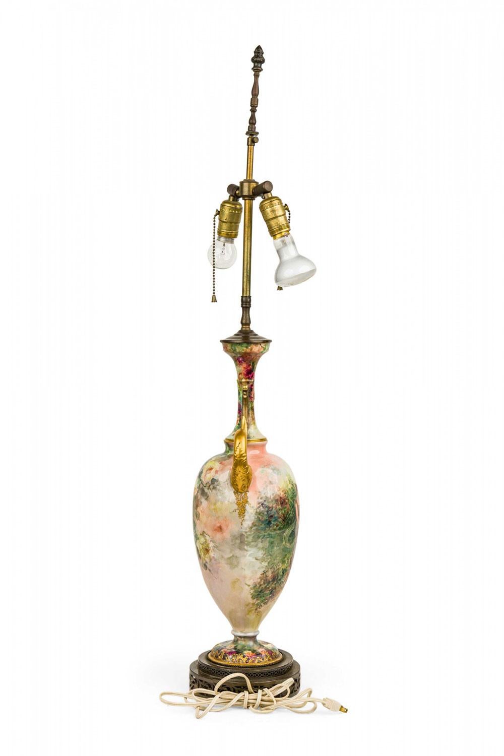 English Victorian style Floral Motif Ceramic and Brass Urn Form Table Lamp (Britisch) im Angebot