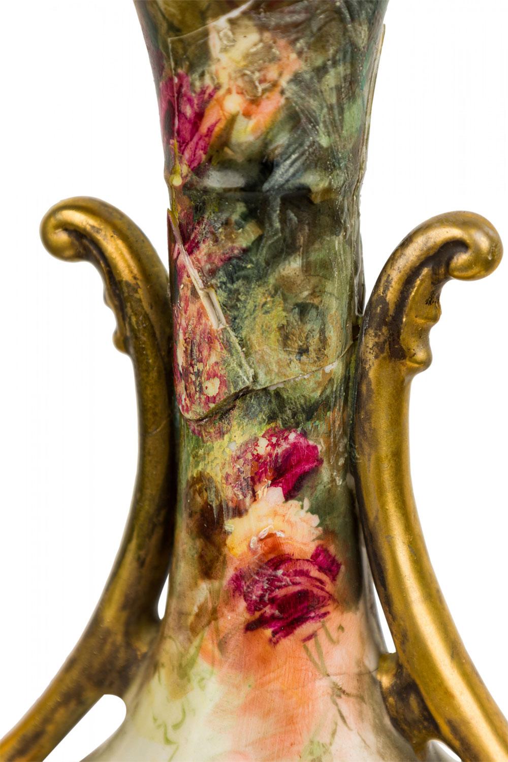 English Victorian style Floral Motif Ceramic and Brass Urn Form Table Lamp im Zustand „Gut“ im Angebot in Queens, NY