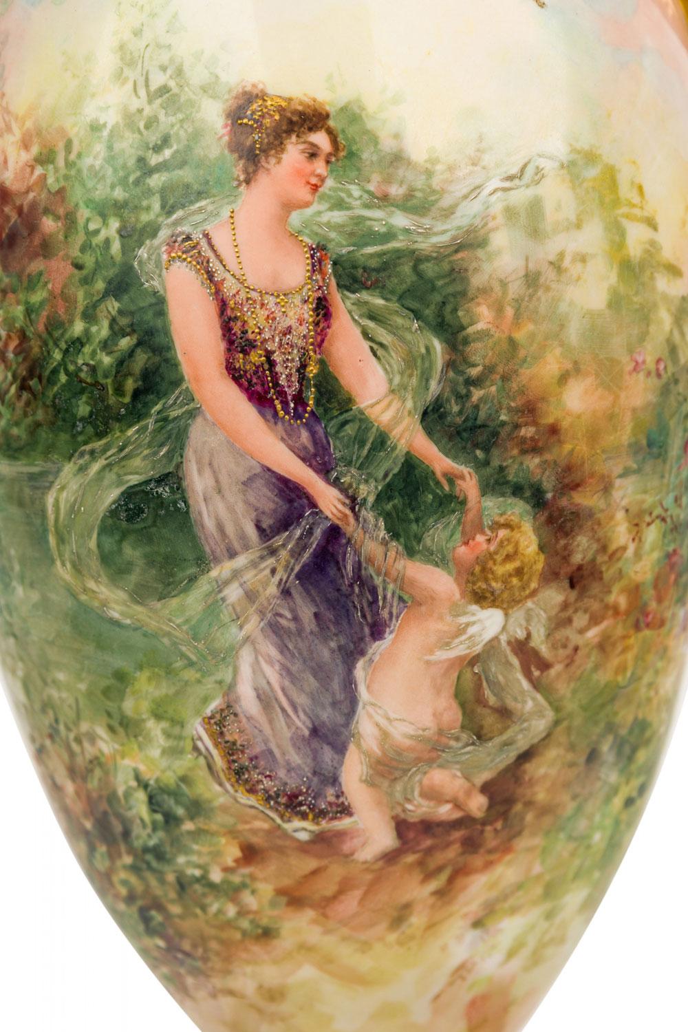 English Victorian style Floral Motif Ceramic and Brass Urn Form Table Lamp (19. Jahrhundert) im Angebot