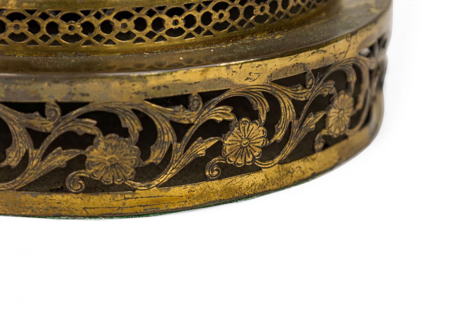 English Victorian style Floral Motif Ceramic and Brass Urn Form Table Lamp (Messing) im Angebot