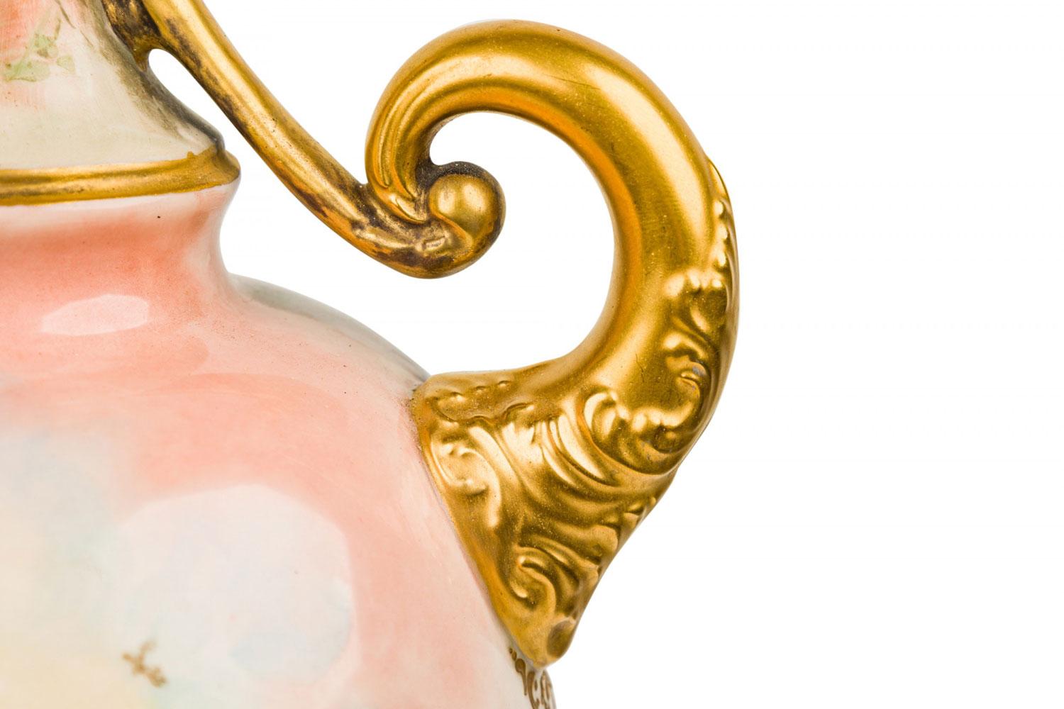 English Victorian style Floral Motif Ceramic and Brass Urn Form Table Lamp im Angebot 1