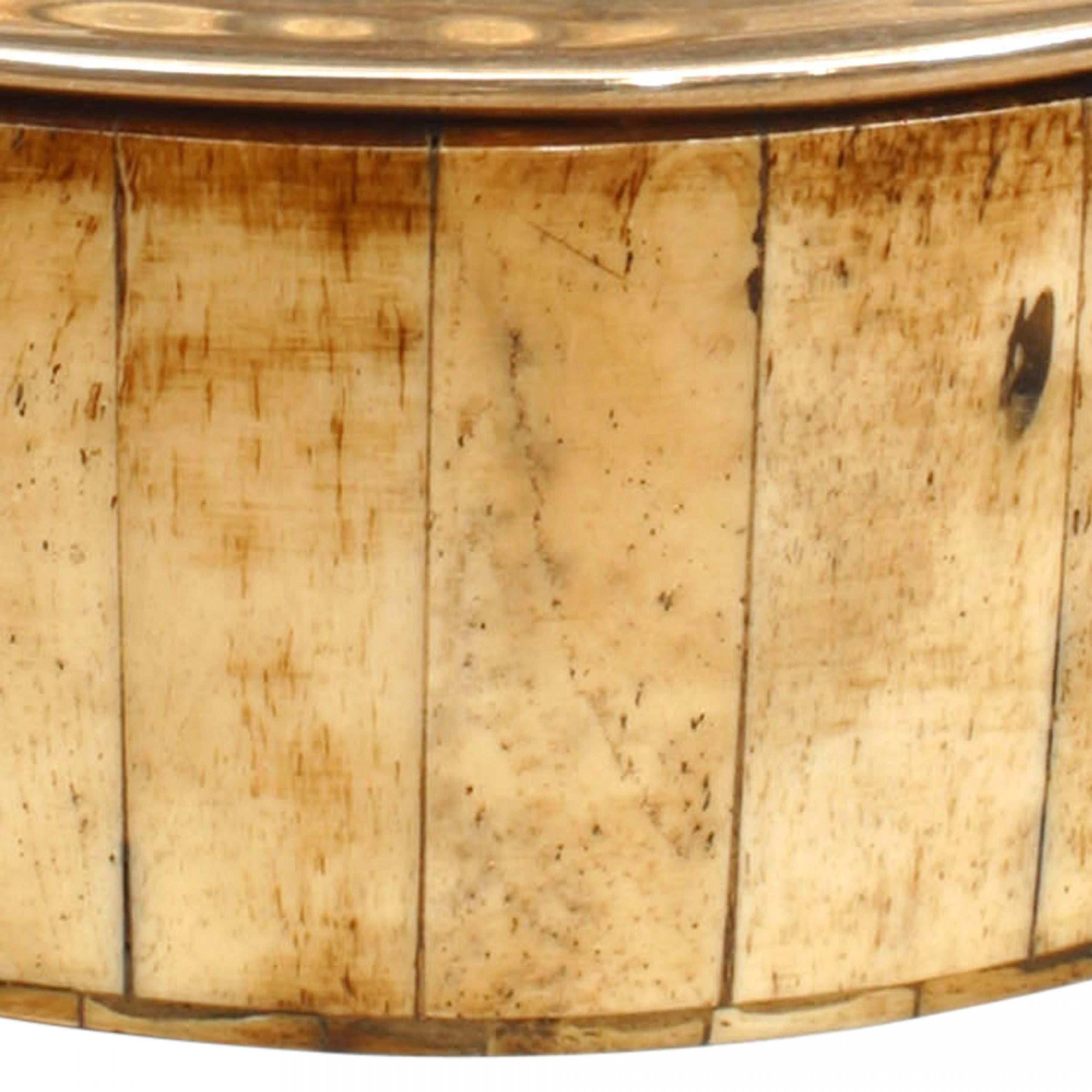 Caja de hueso ovalada de chapa de madera de estilo victoriano inglés (siglo XX) con tapa de plata con diseño acanalado y remate (etiqueta: Royal House-Collection Sheffield).