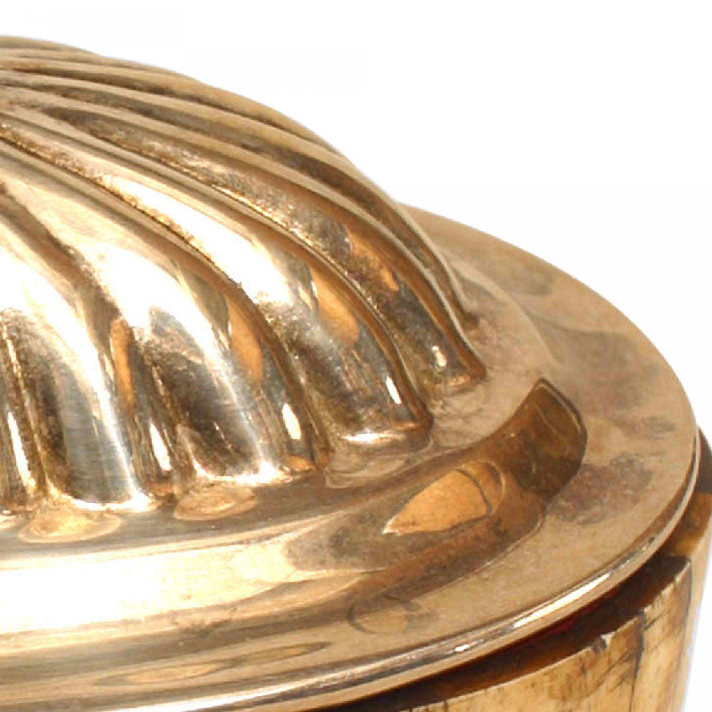 Caja de metal dorado de estilo victoriano inglés Británico en venta