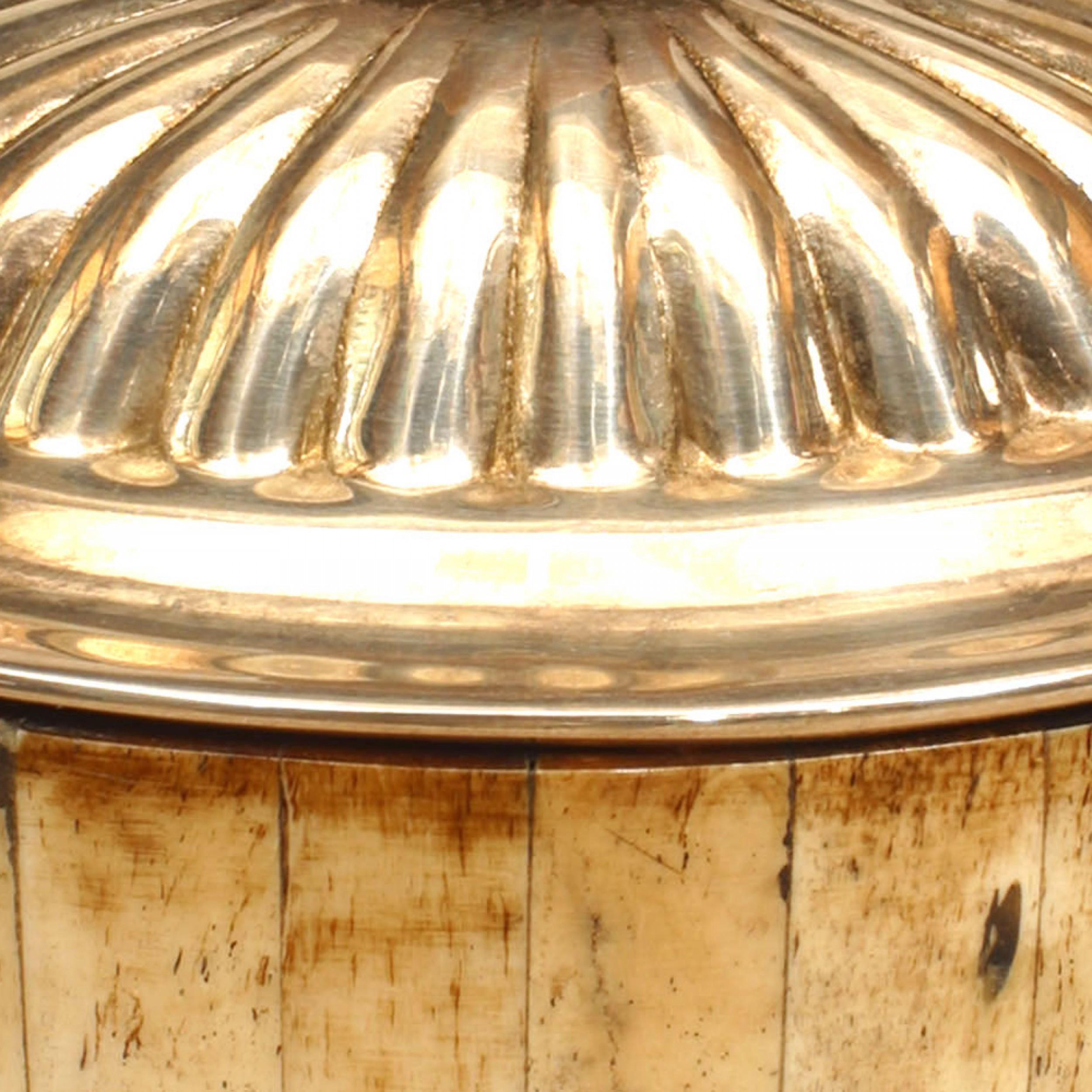 Caja de metal dorado de estilo victoriano inglés Chapado en venta