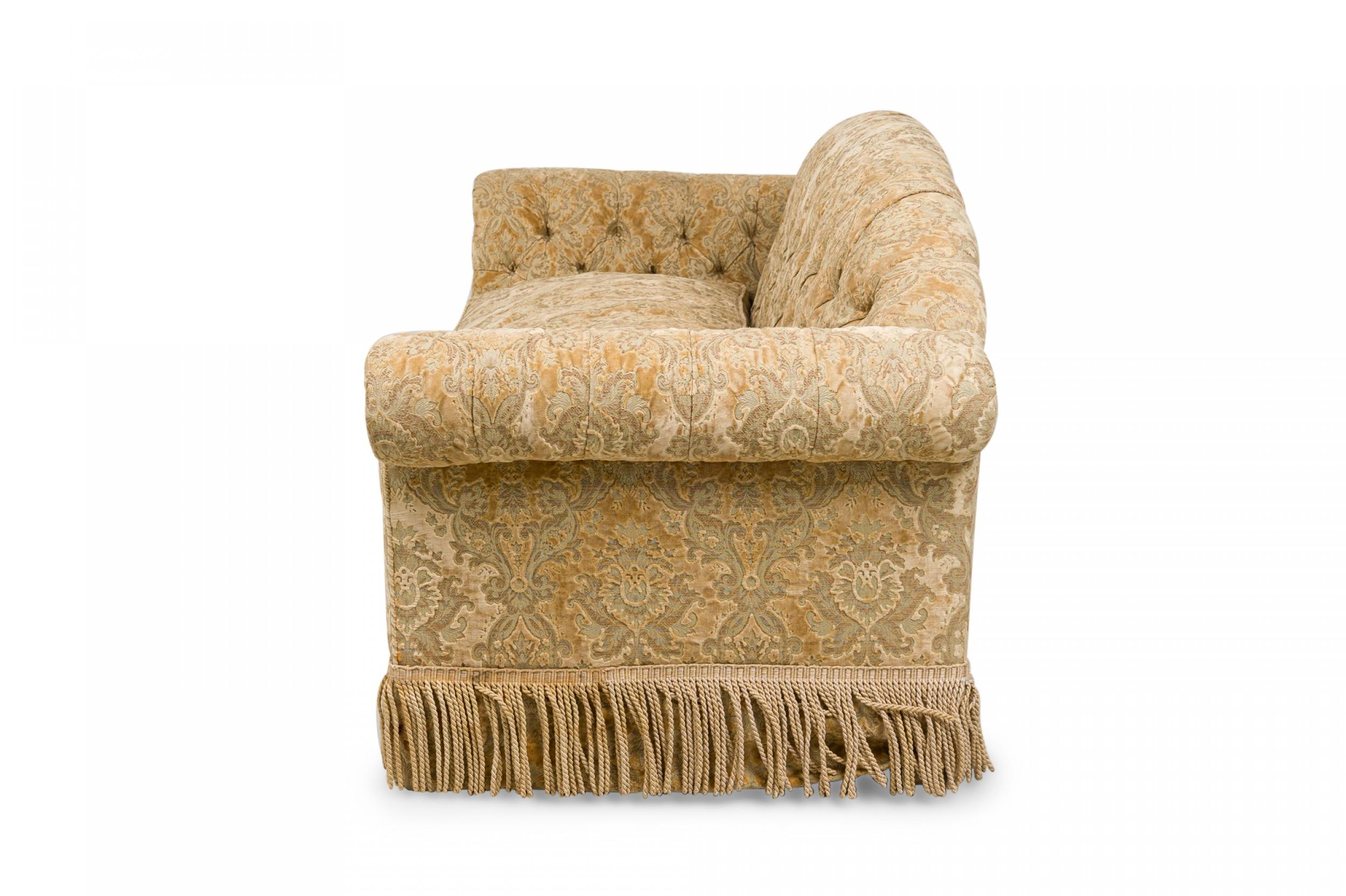 Englisches Sofa im viktorianischen Stil aus goldenem Samt und Damast mit getuftetem Knopf und Fransen (Viktorianisch) im Angebot