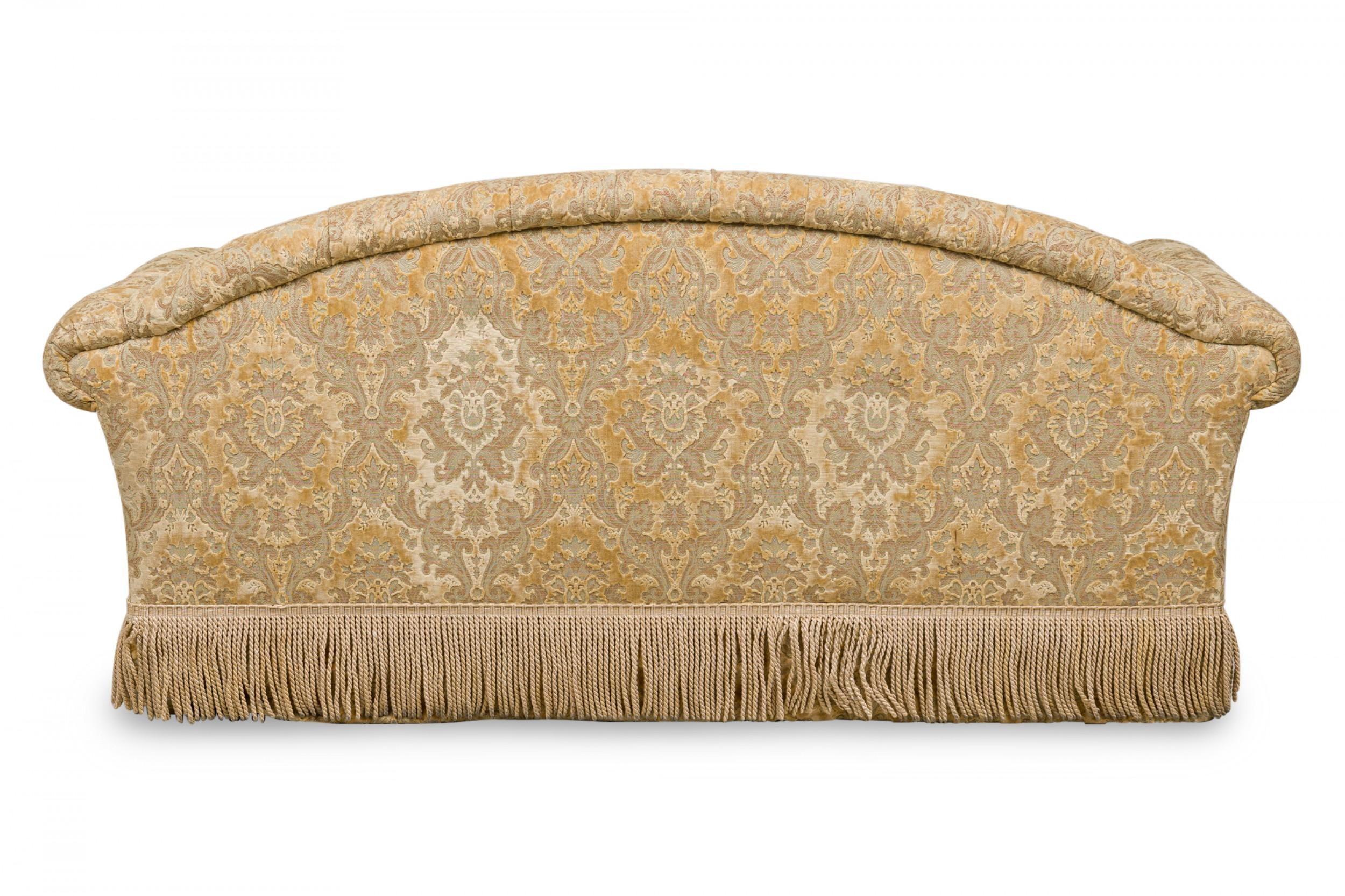 Englisches Sofa im viktorianischen Stil aus goldenem Samt und Damast mit getuftetem Knopf und Fransen im Zustand „Gut“ im Angebot in New York, NY