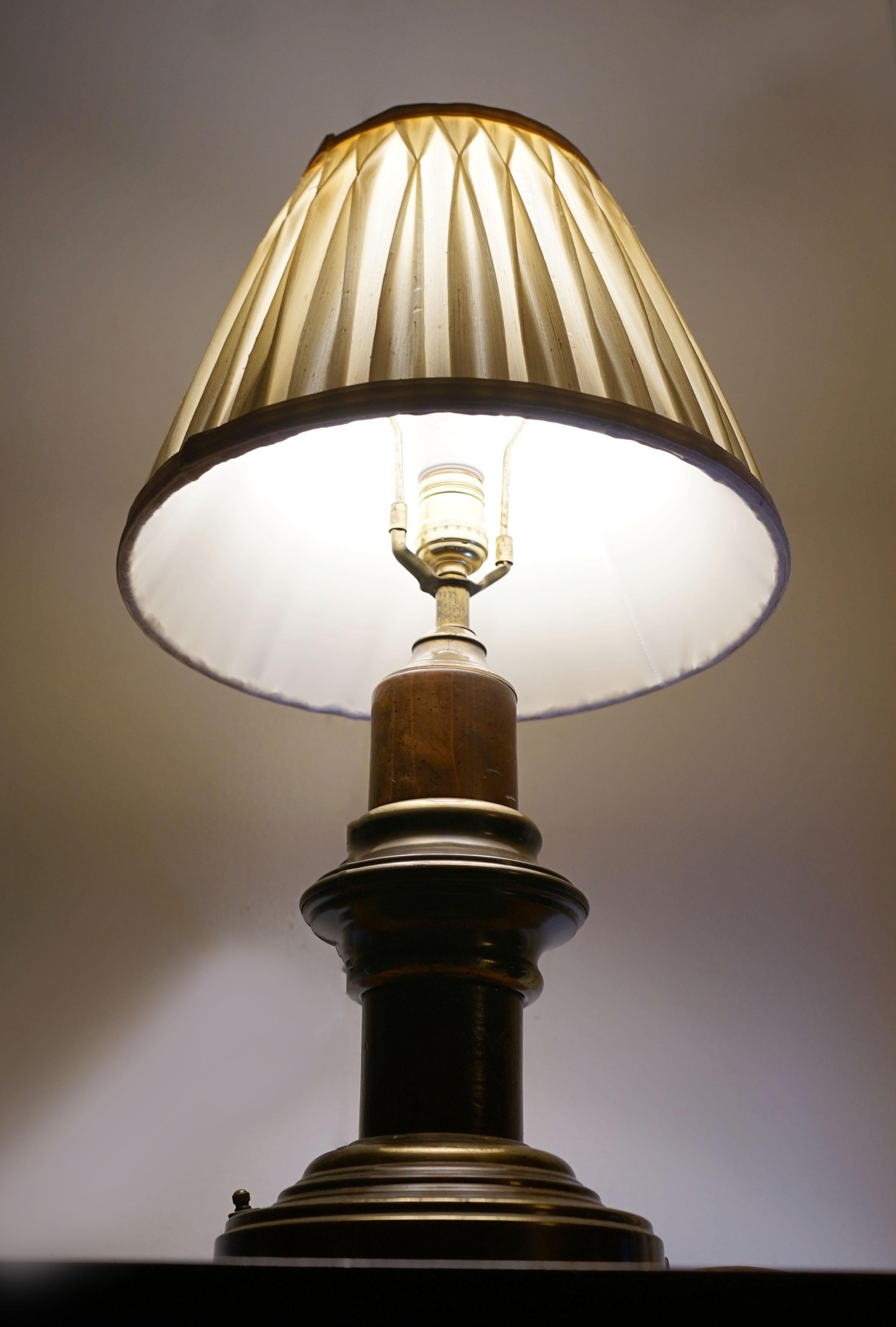 Émaillé Lampe de bureau de style victorien anglais en fer et laiton en vente