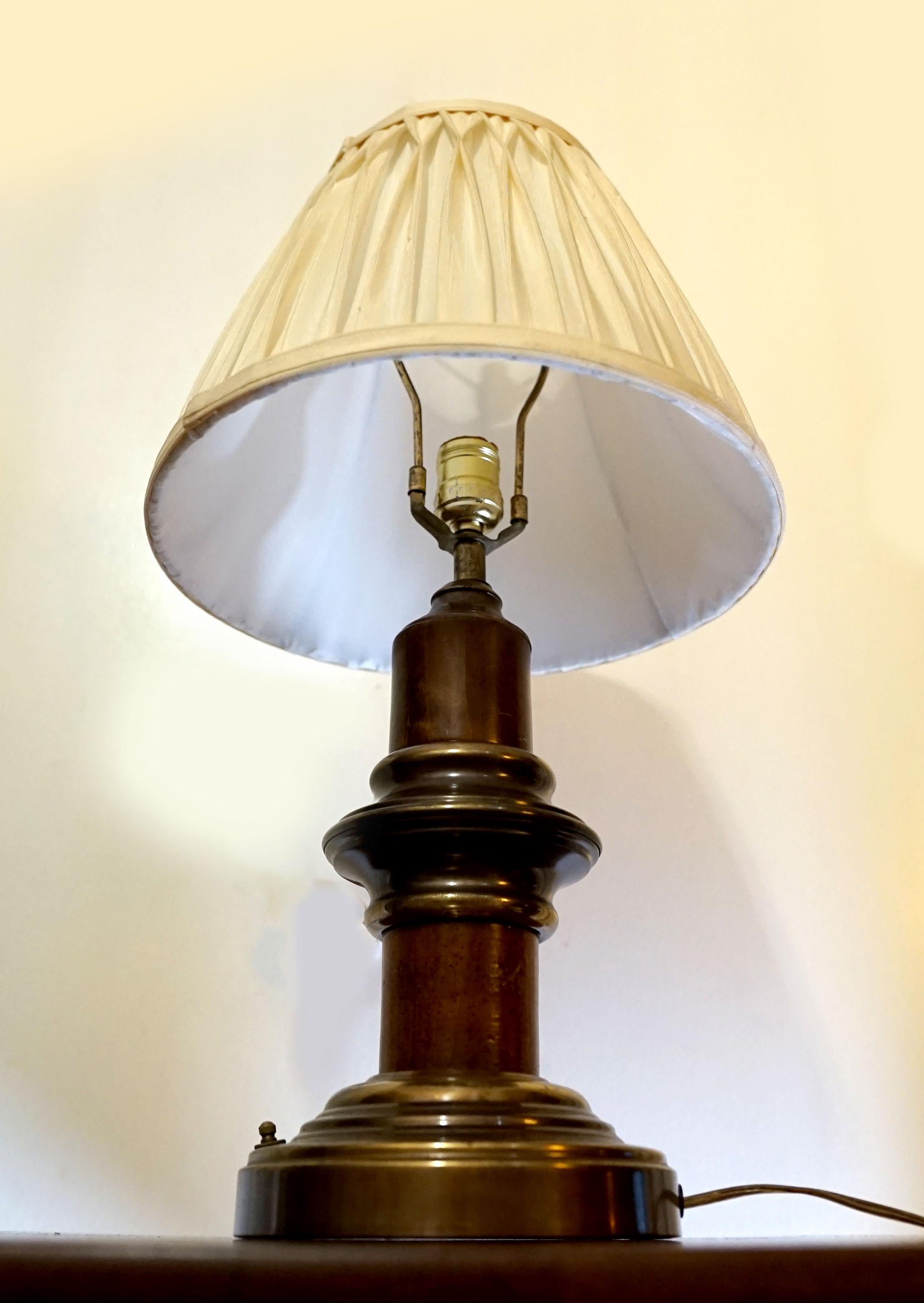 Lampe de bureau de style victorien anglais en fer et laiton Bon état - En vente à Lomita, CA