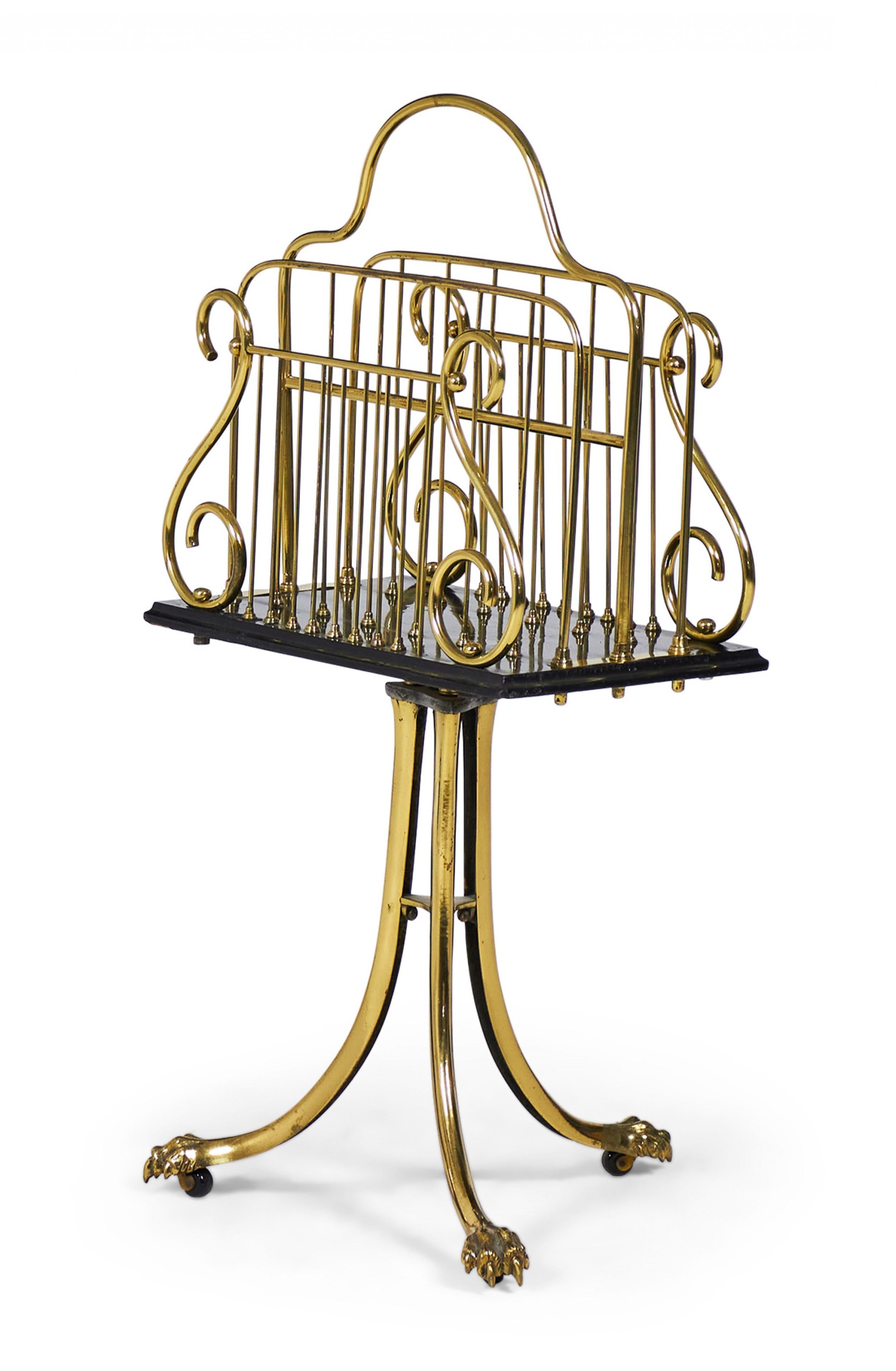 Revistero/librero de patas de latón con motivo de lira de estilo victoriano inglés siglo XIX en venta