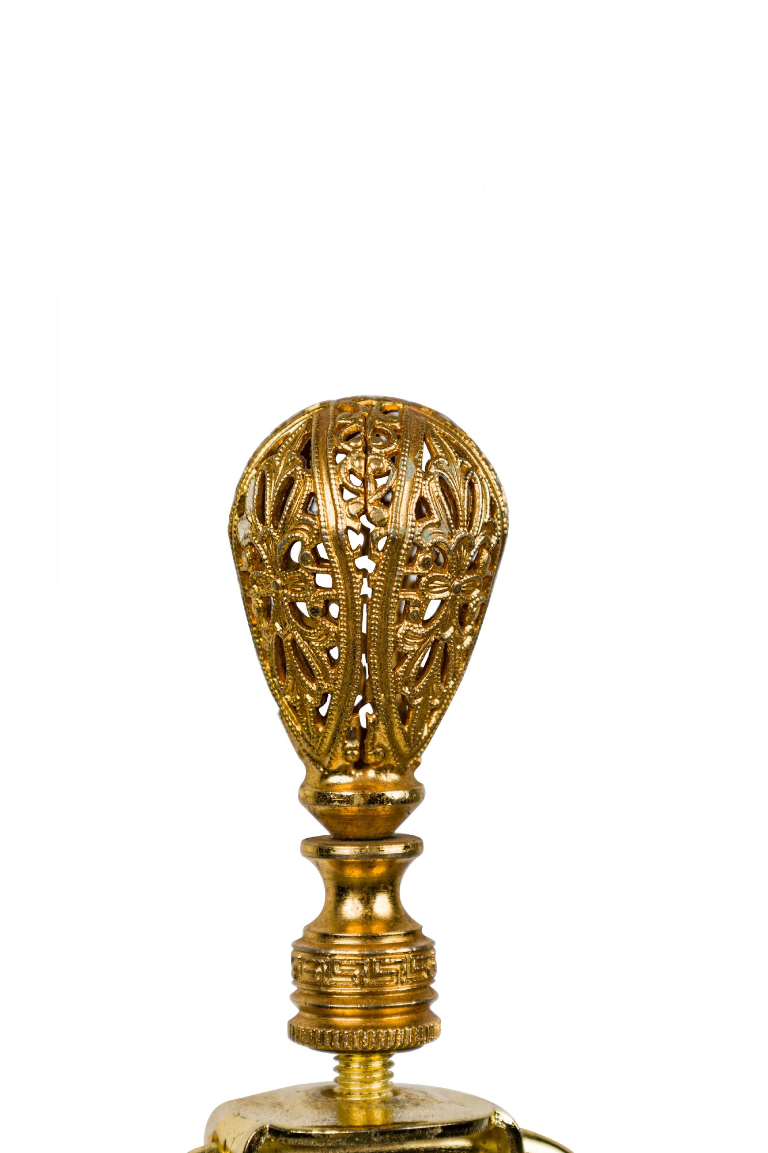 20th Century English Victorian style Mid-Century Floral Porcelain Urn Form Table Lamp For Sale