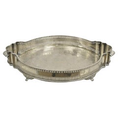 Bandeja de centro de mesa ovalada de estilo victoriano inglés chapada en plata con galería elevada