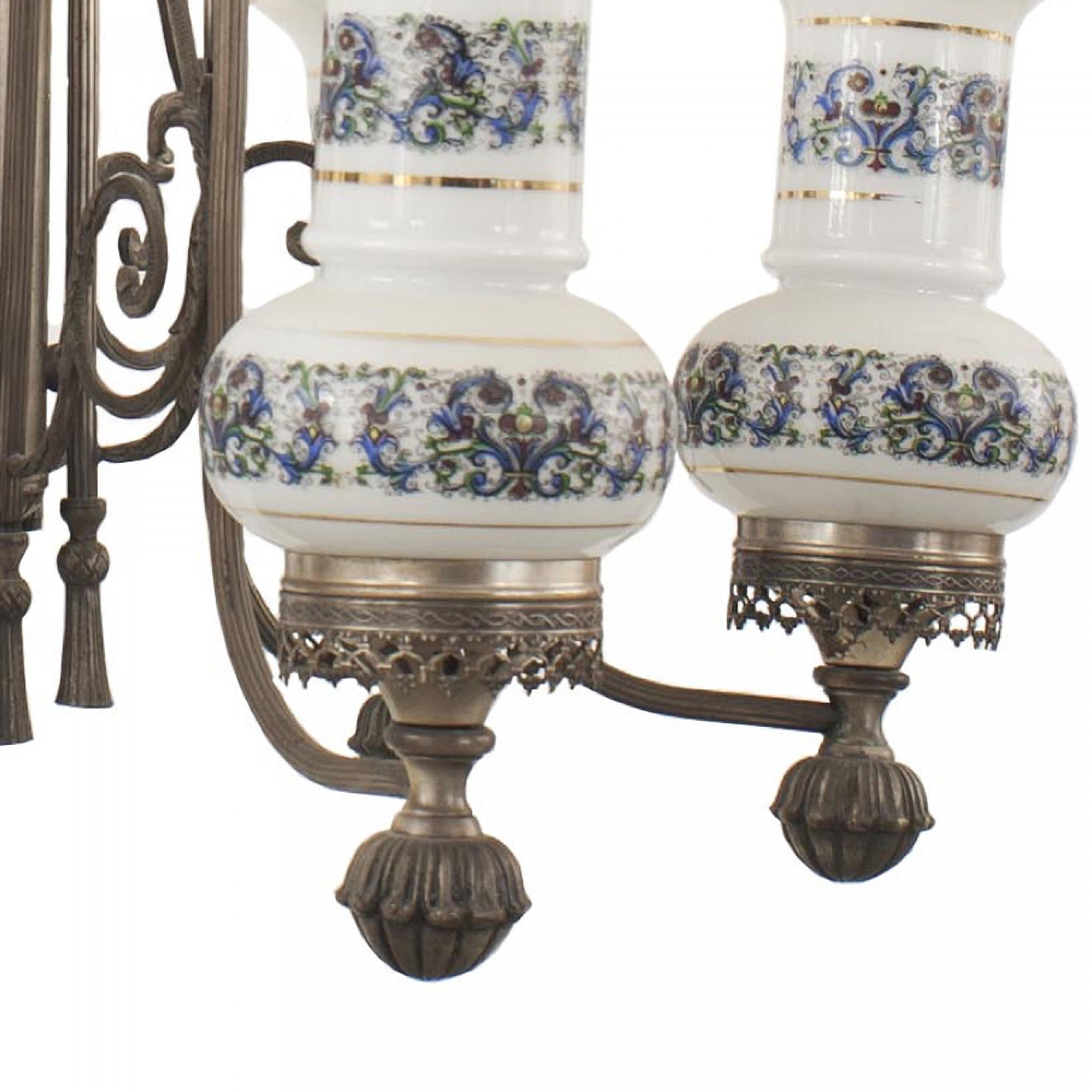 Vittoriano Lampadario inglese in stile vittoriano in peltro con paralumi a uragano in vendita