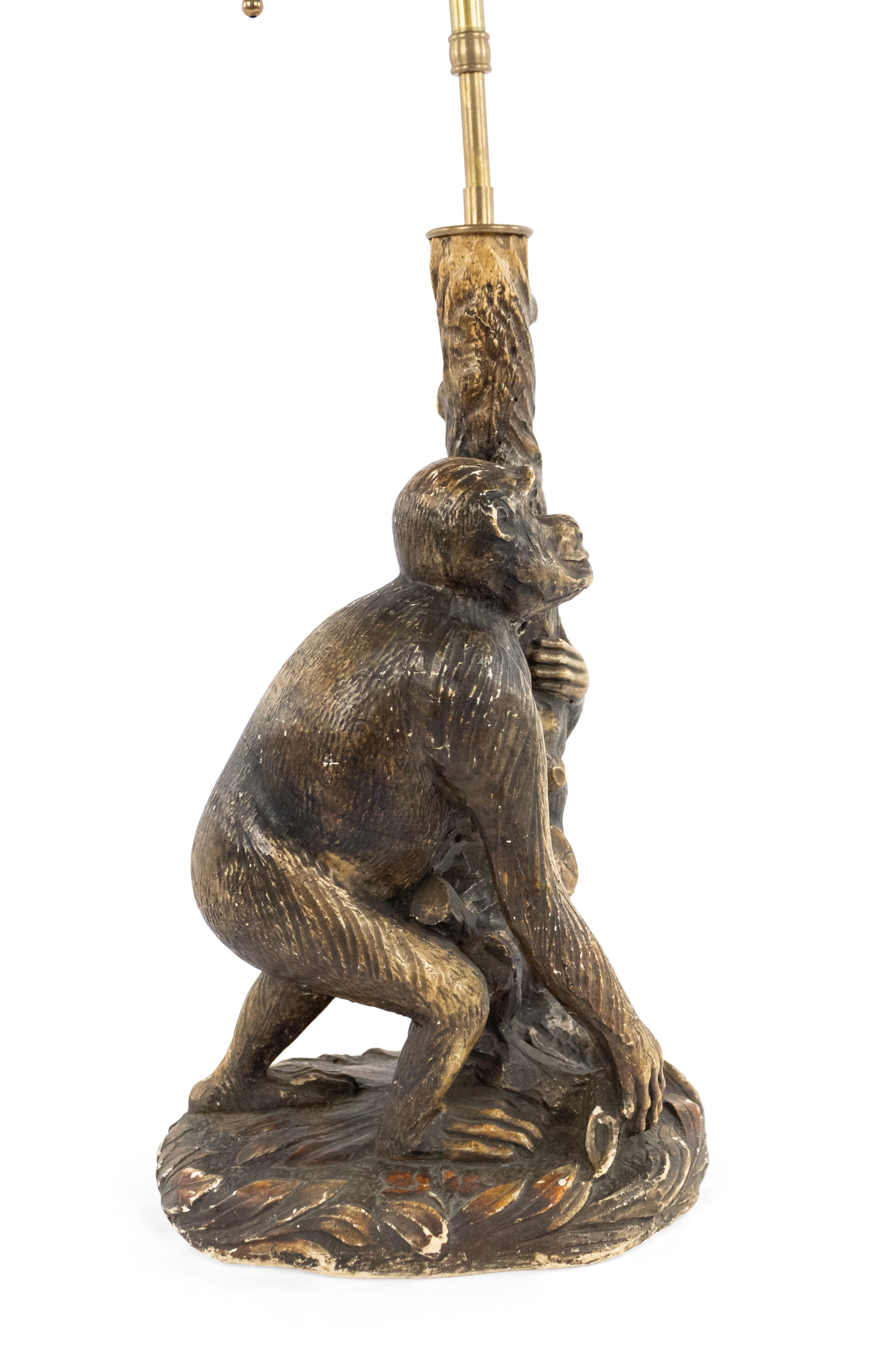 Lampe de table en porcelaine de style victorien anglais (20e siècle) représentant un singe tenant un poteau.