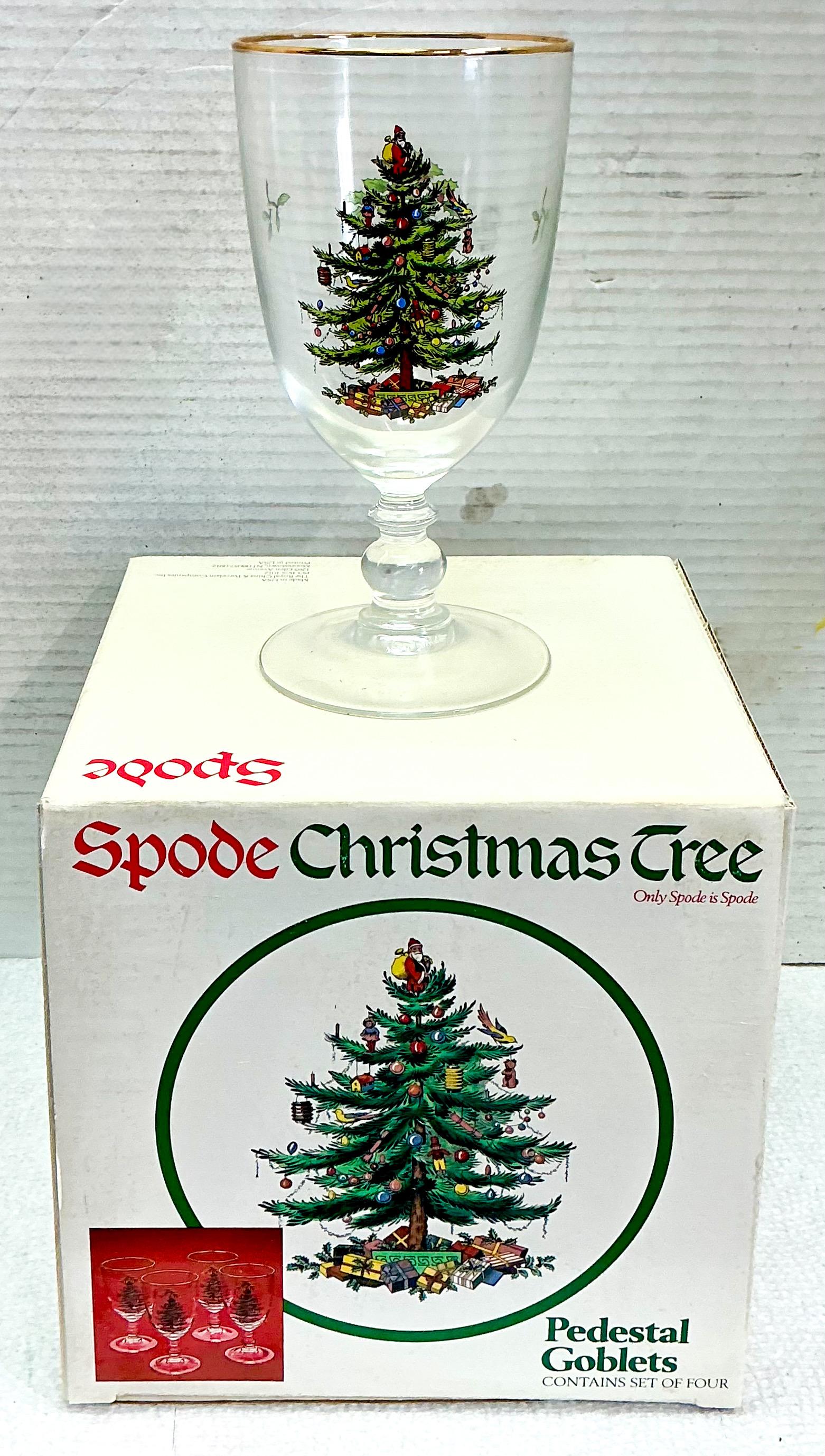Dies ist ein Angebot von Spode Weihnachtsbaum Wasser oder Wein Kelche im viktorianischen Stil. Sie stammen aus den 1980er Jahren und scheinen in neuwertigem Zustand zu sein. Die Ränder sind vergoldet. In jedem Set sind vier Stück enthalten. 