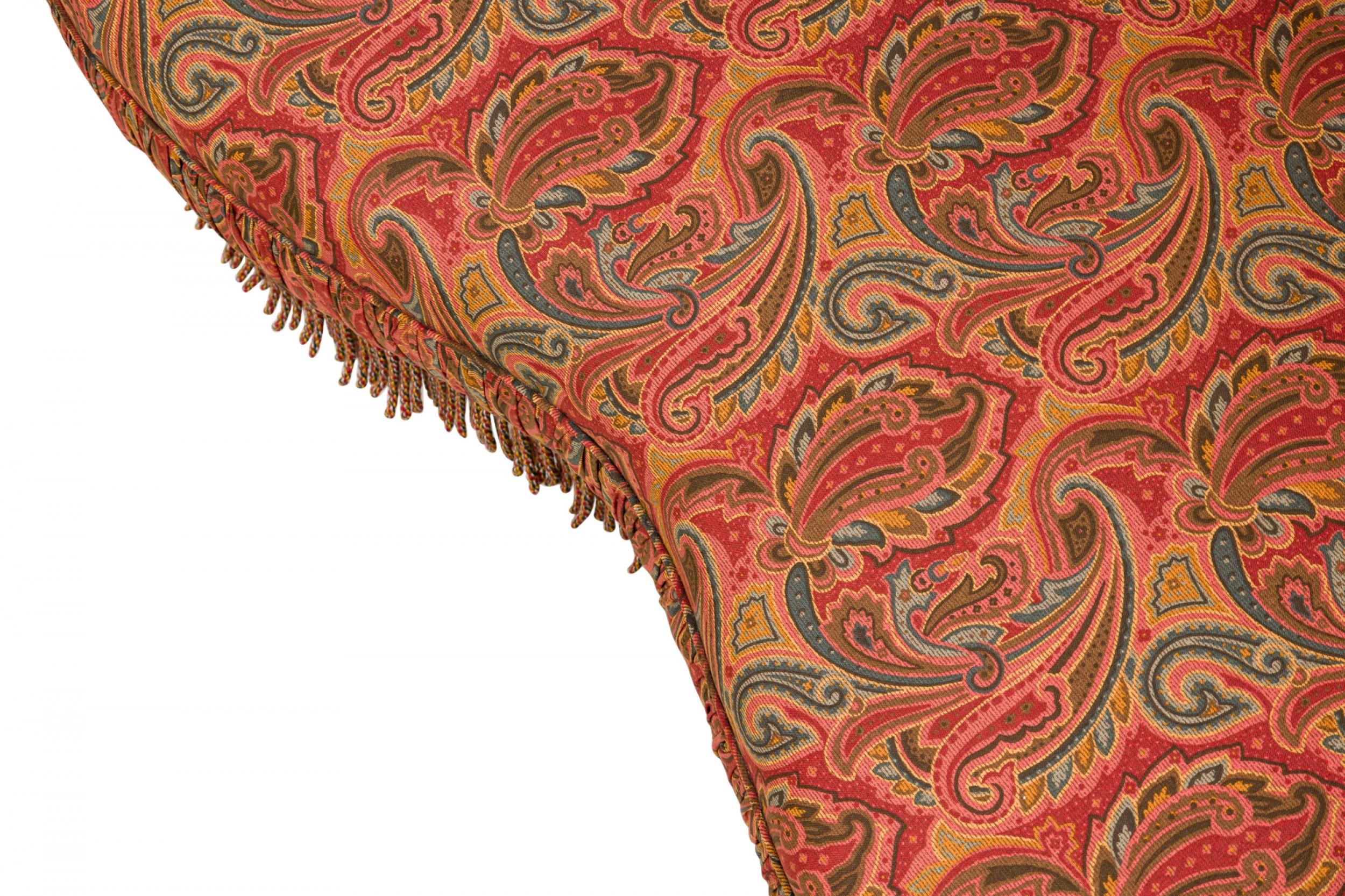 Loveseat de style victorien anglais tapissé de rouge cachemire et arrondi au dos en vente 4