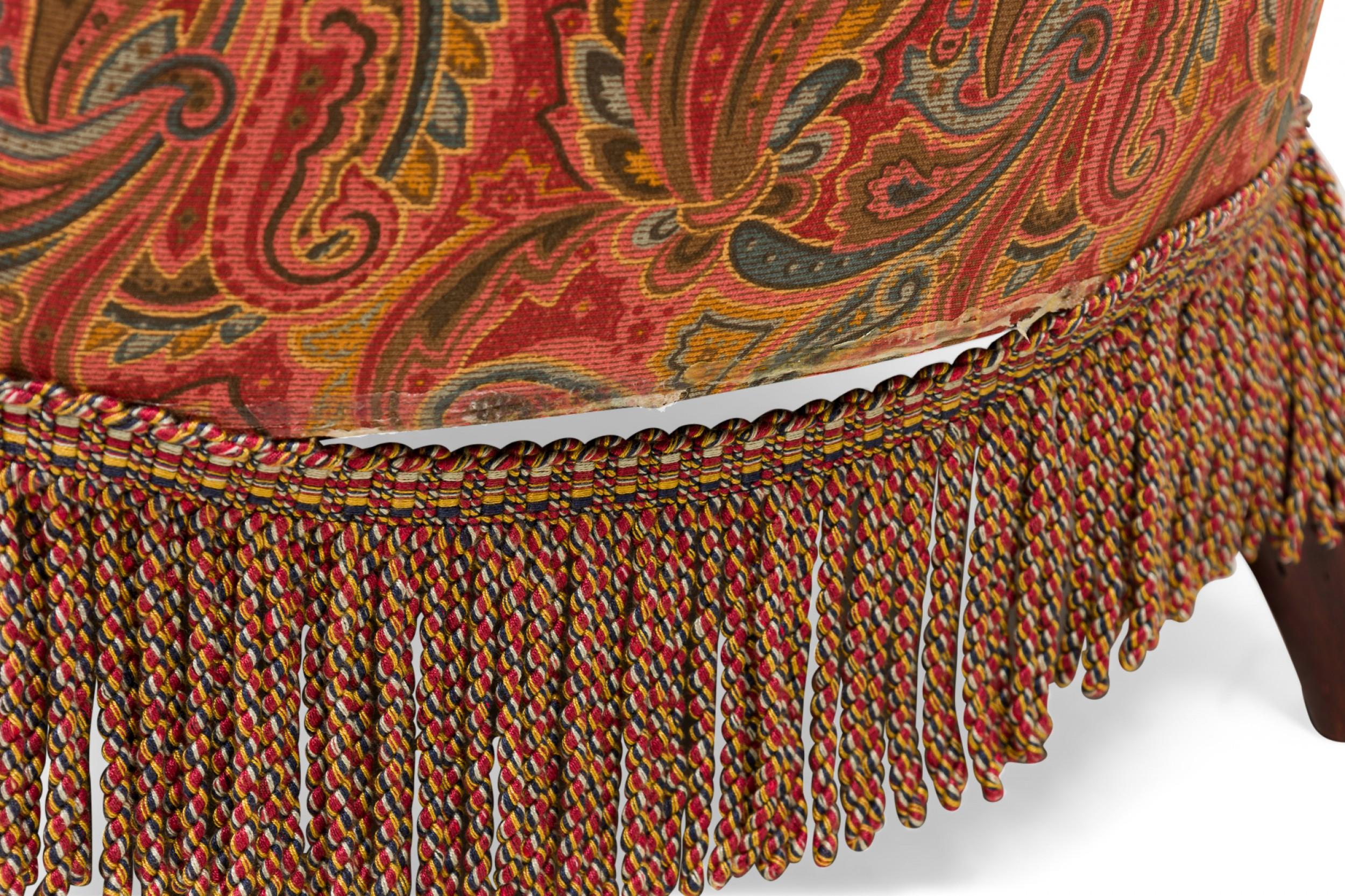 Loveseat de style victorien anglais tapissé de rouge cachemire et arrondi au dos en vente 5