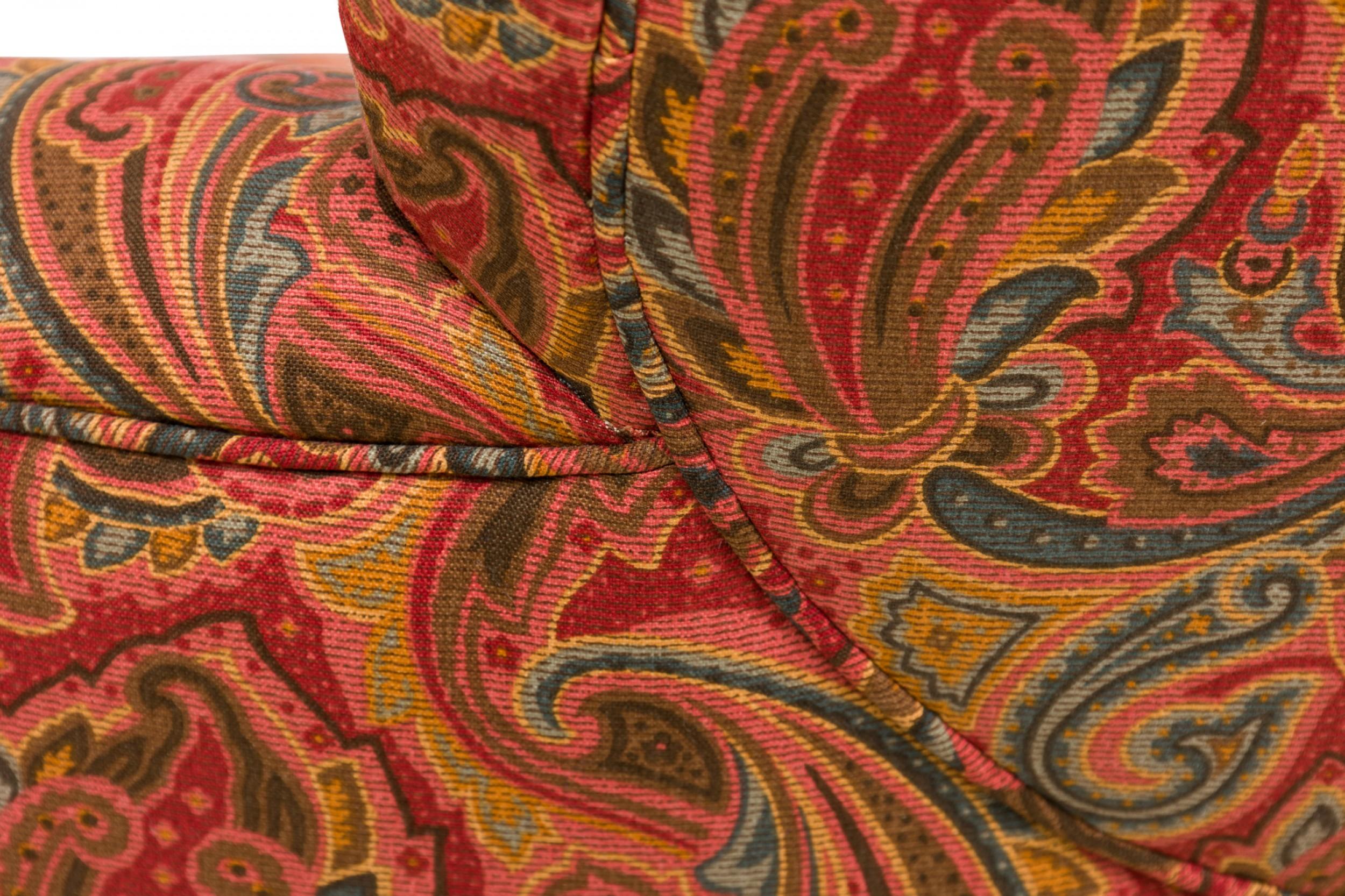 Victorien Loveseat de style victorien anglais tapissé de rouge cachemire et arrondi au dos en vente