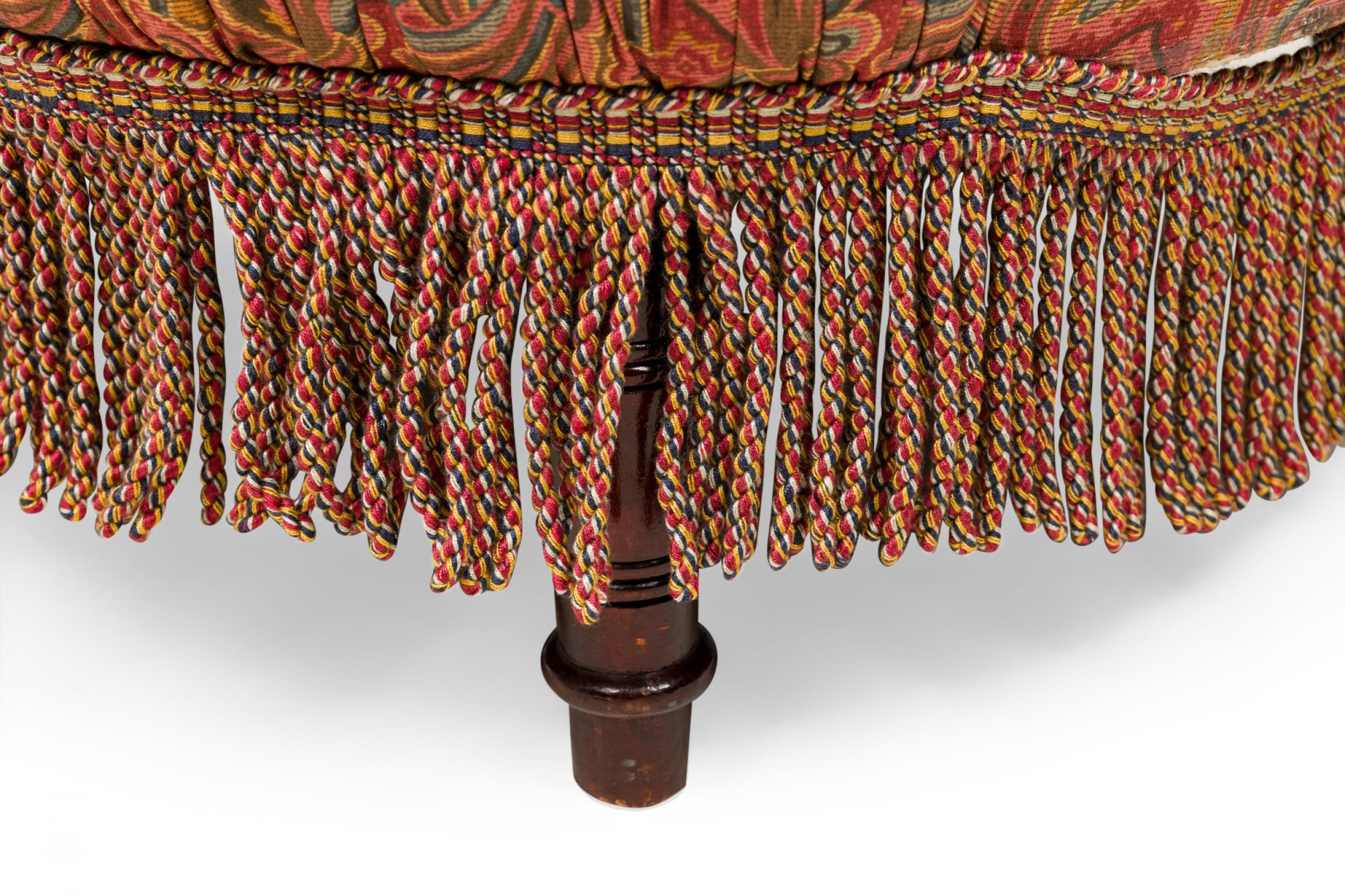 Britannique Loveseat de style victorien anglais tapissé de rouge cachemire et arrondi au dos en vente
