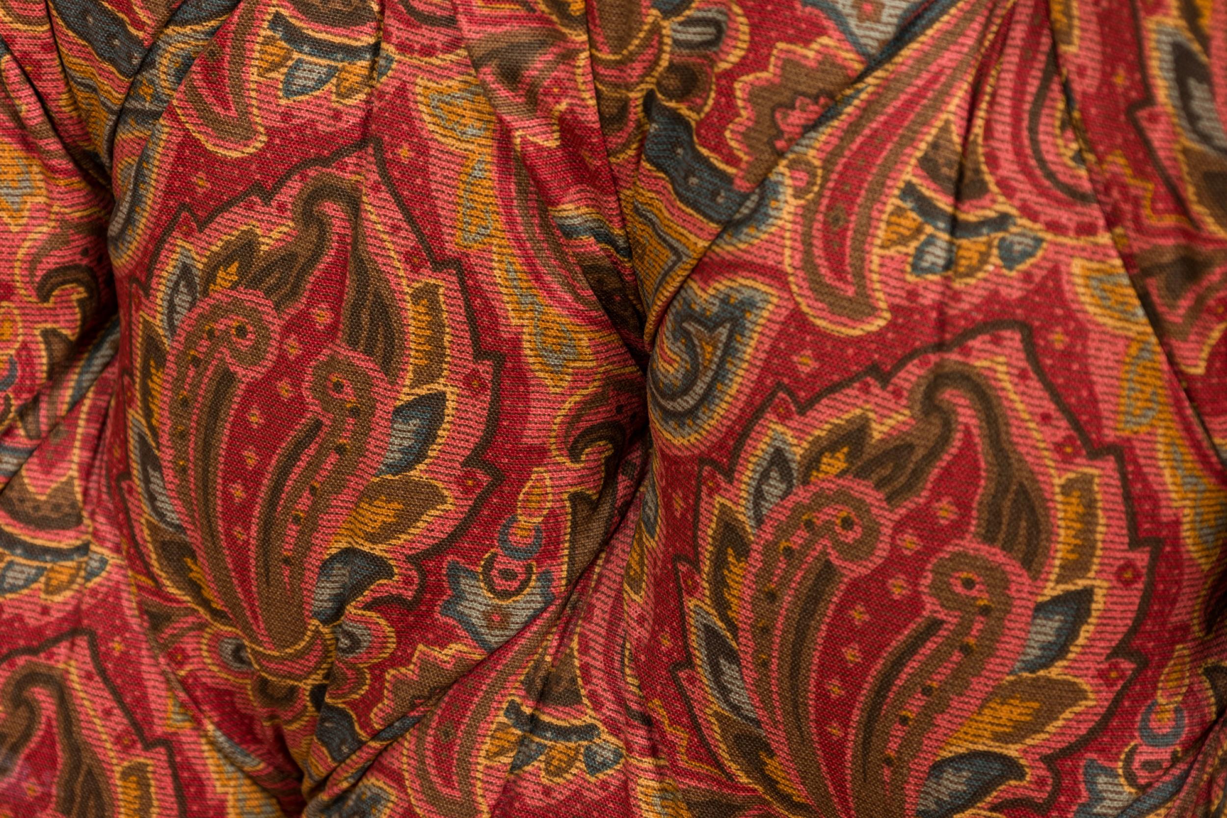Fait main Loveseat de style victorien anglais tapissé de rouge cachemire et arrondi au dos en vente