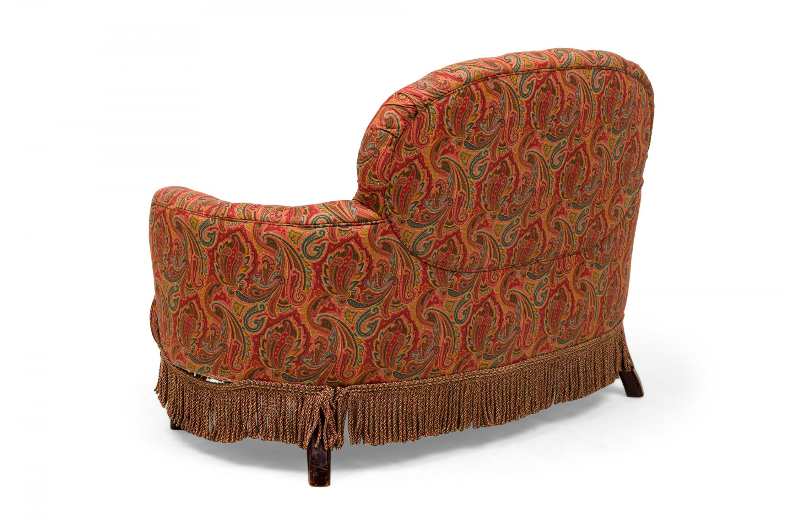Loveseat de style victorien anglais tapissé de rouge cachemire et arrondi au dos Bon état - En vente à Queens, NY