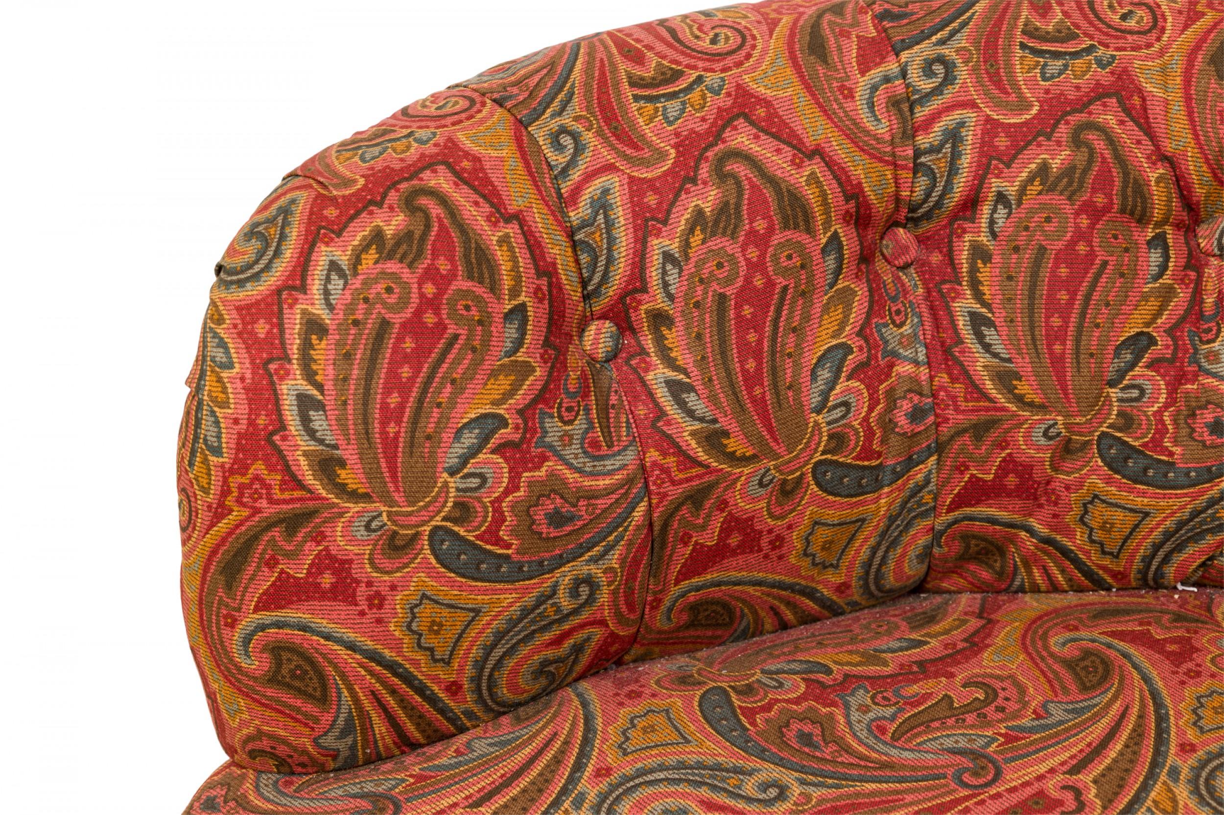 XIXe siècle Loveseat de style victorien anglais tapissé de rouge cachemire et arrondi au dos en vente