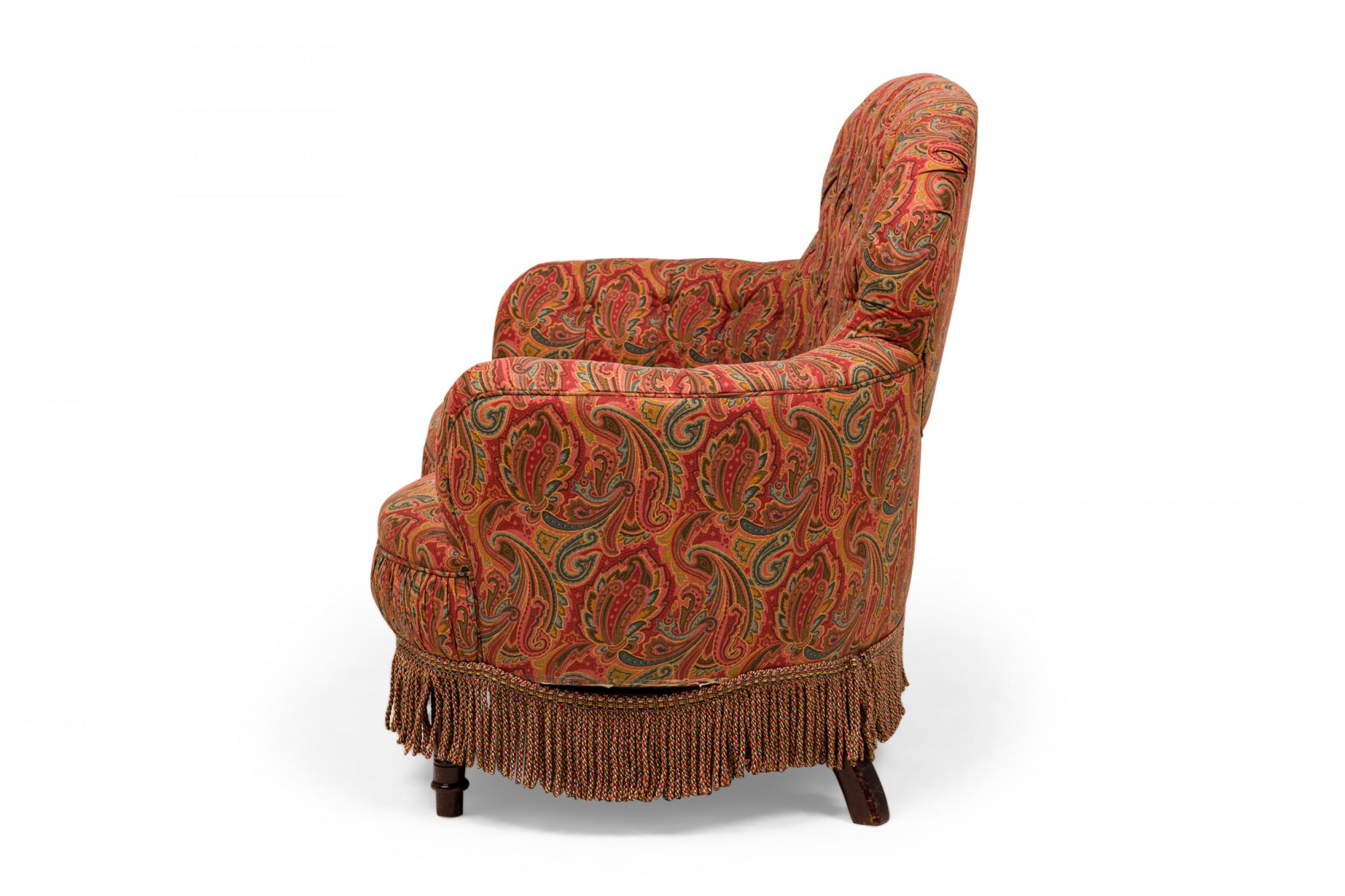 Laiton Loveseat de style victorien anglais tapissé de rouge cachemire et arrondi au dos en vente