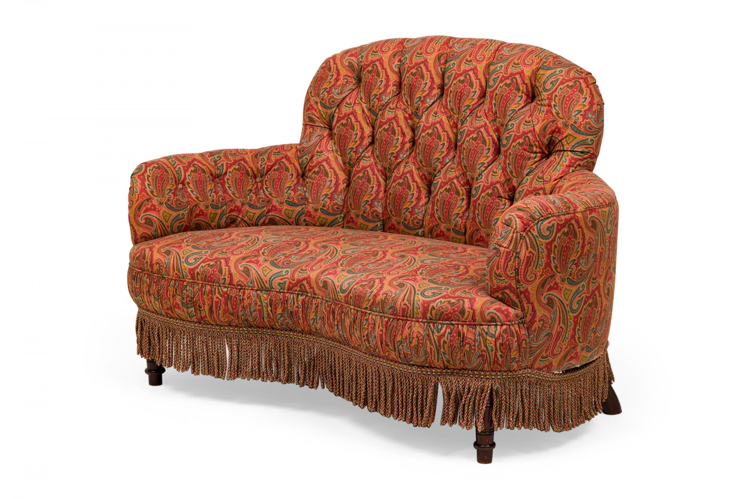 Loveseat de style victorien anglais tapissé de rouge cachemire et arrondi au dos en vente 1