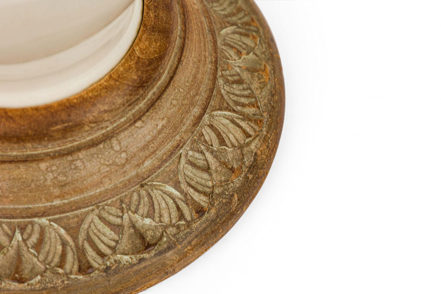 English Victorian style White Ceramic Purple Iris Motif Table Lamp Bon état - En vente à Queens, NY