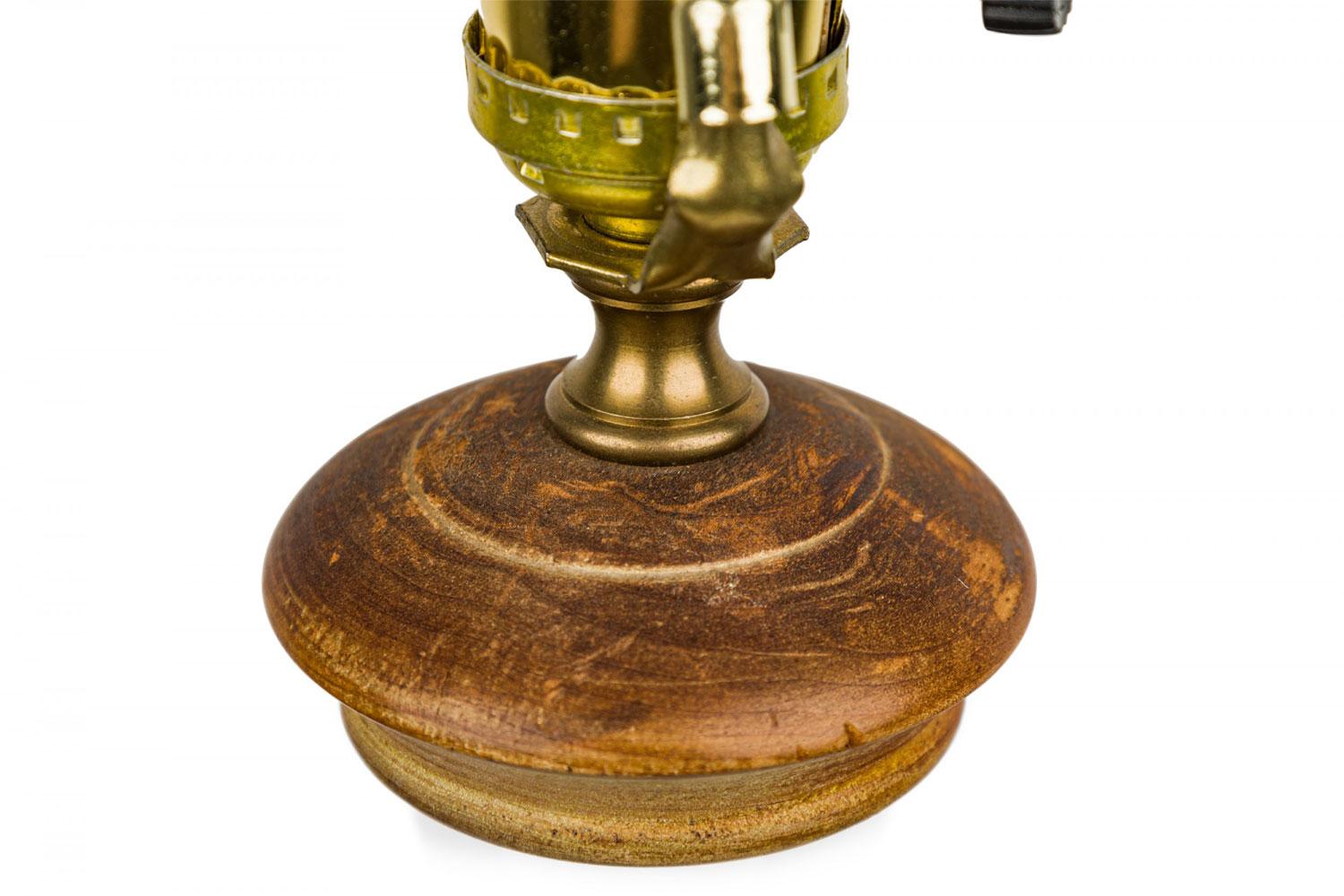 XIXe siècle English Victorian style White Ceramic Purple Iris Motif Table Lamp en vente