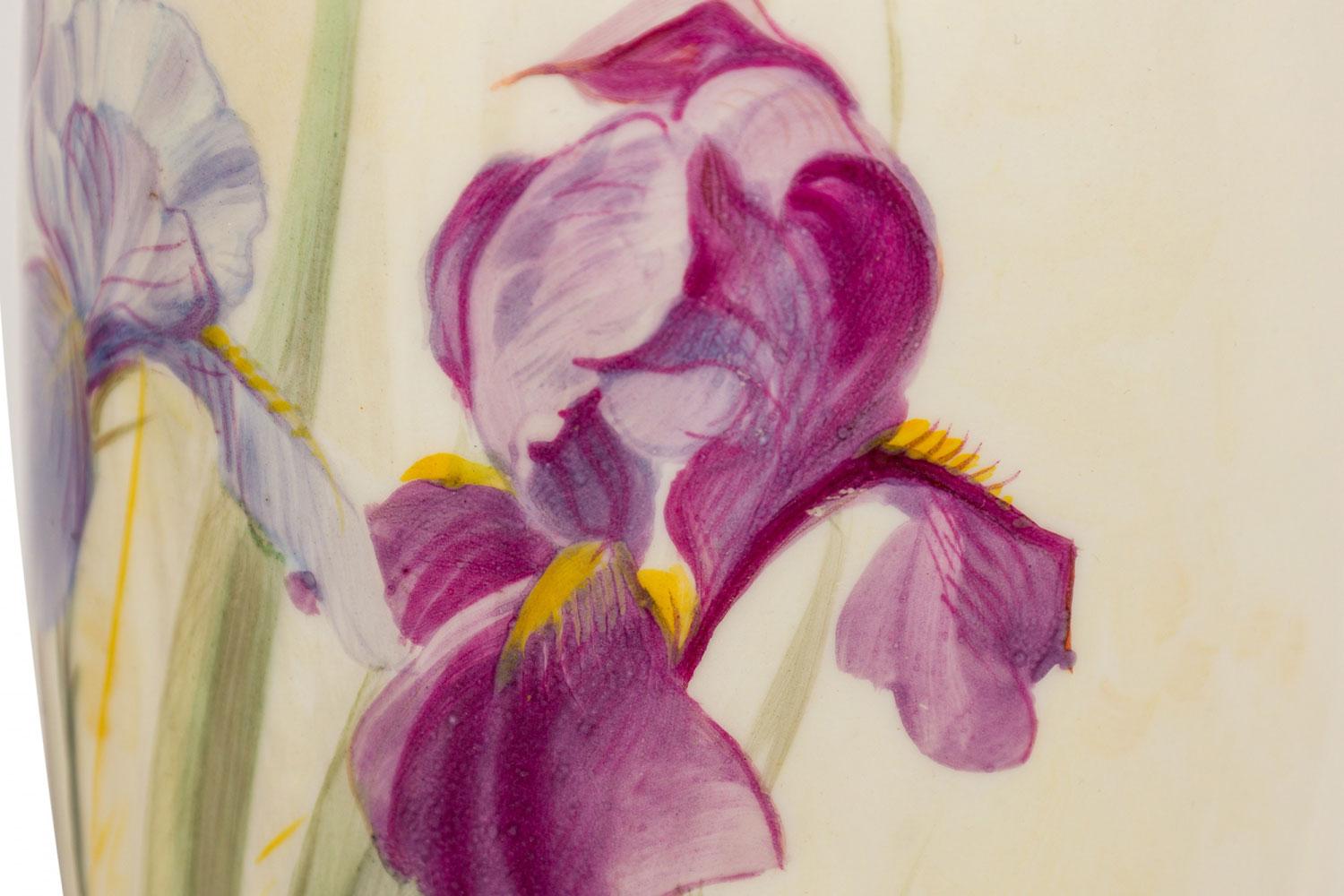 English Victorian style White Ceramic Purple Iris Motif Table Lamp en vente 1