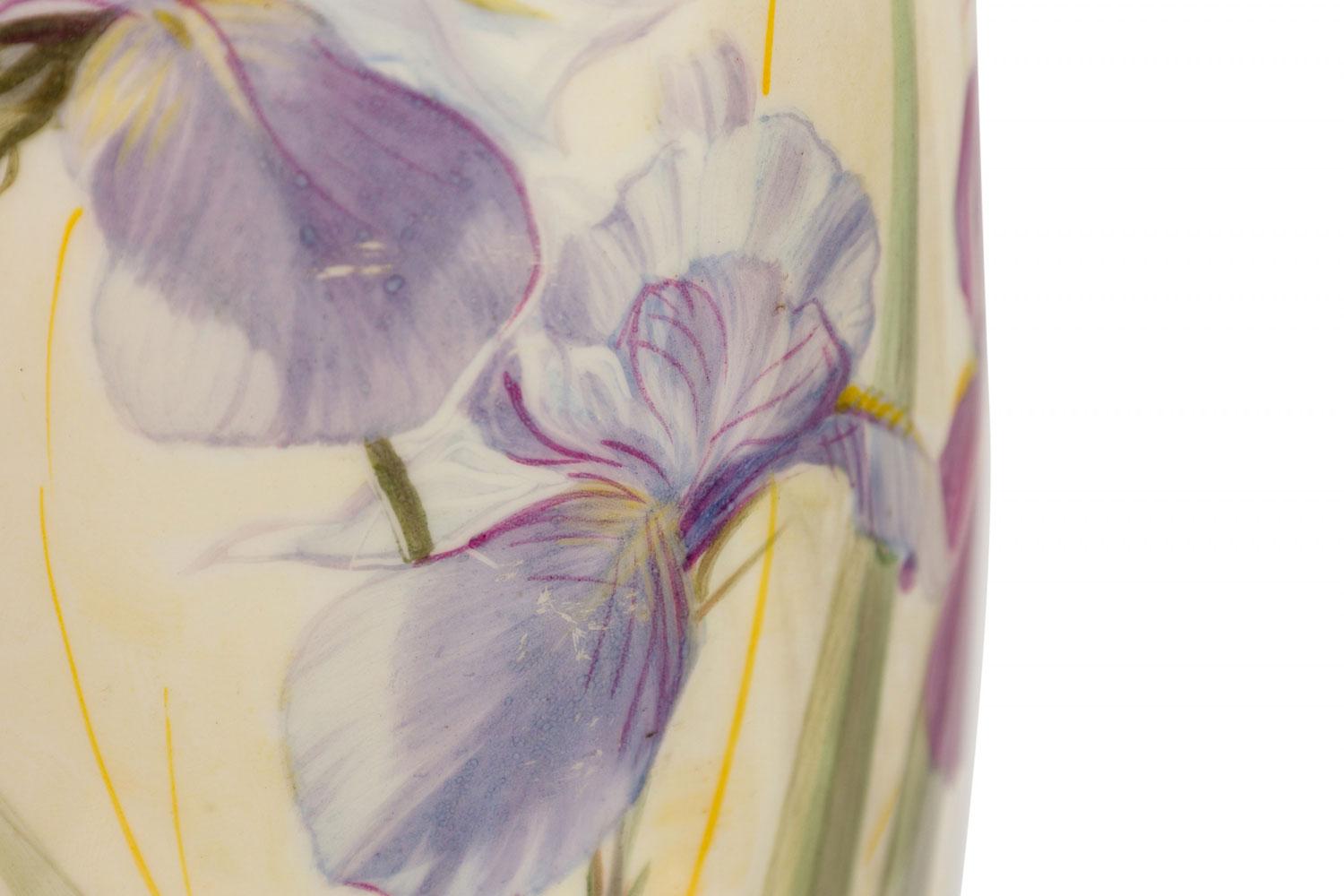 English Victorian style White Ceramic Purple Iris Motif Table Lamp en vente 2