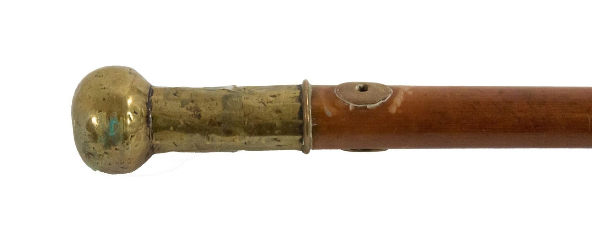 Bastone in legno in stile vittoriano inglese con manico a sfera in ottone e manicotto con foro ovale.