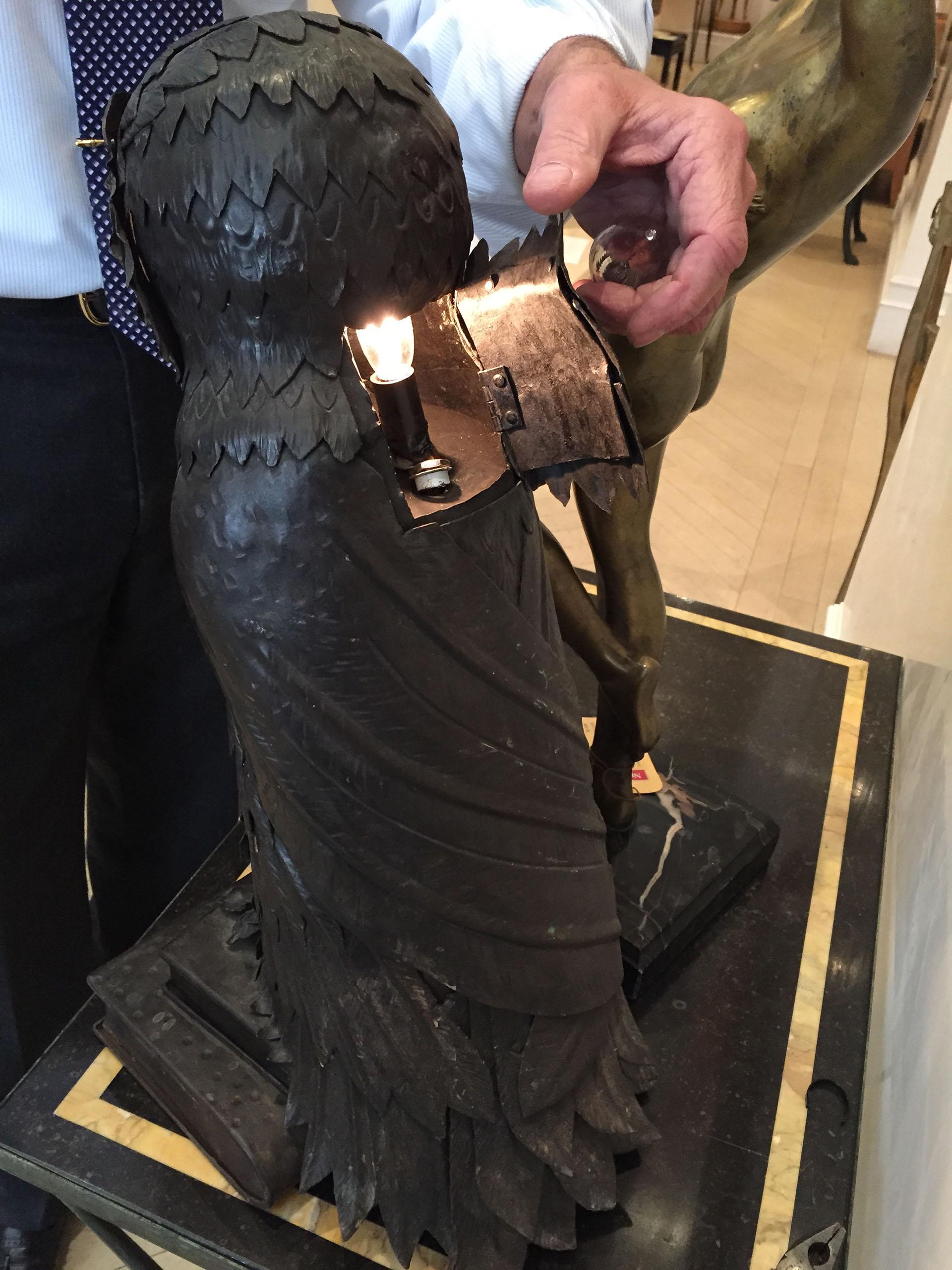 XIXe siècle Lampe de bureau anglaise victorienne en métal en forme de hibou en vente