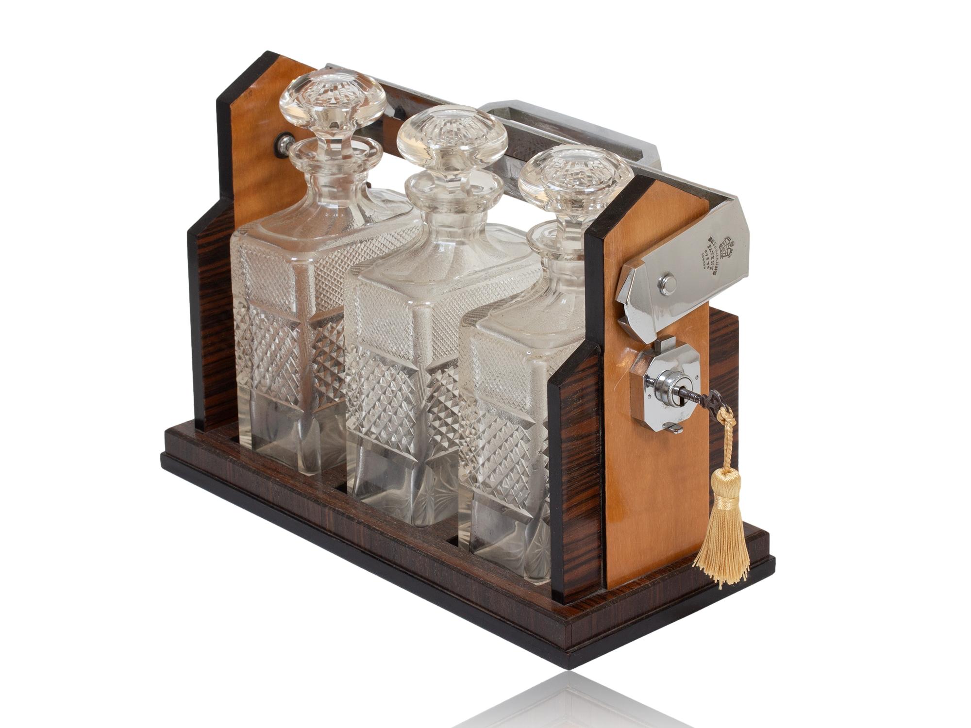 English Victorian Tantalus by George Betjemann & Sons (Handgeschnitzt) im Angebot