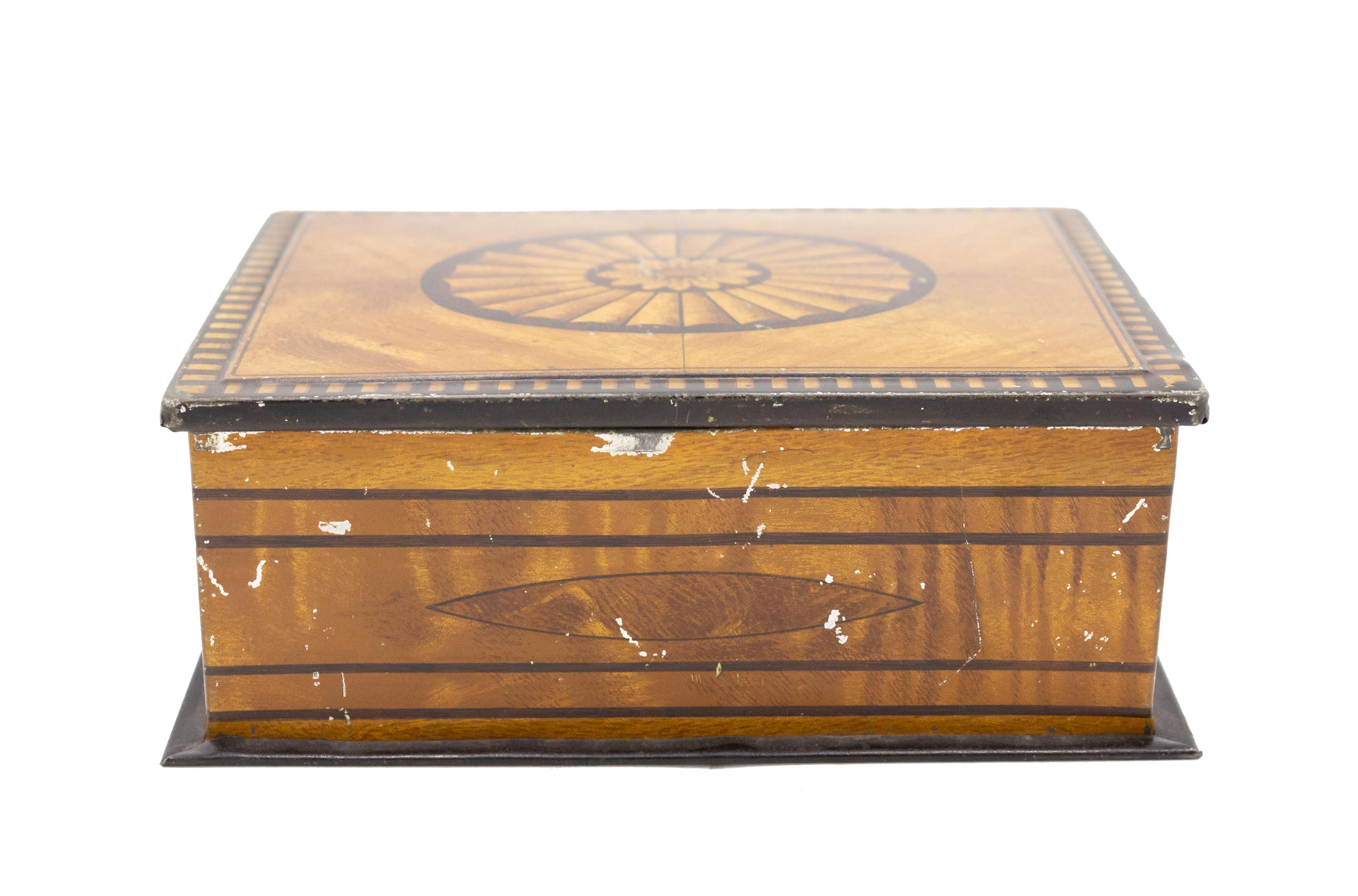 English Victorian Trompe L'oeil Marquetry Tin Box In Good Condition For Sale In New York, NY