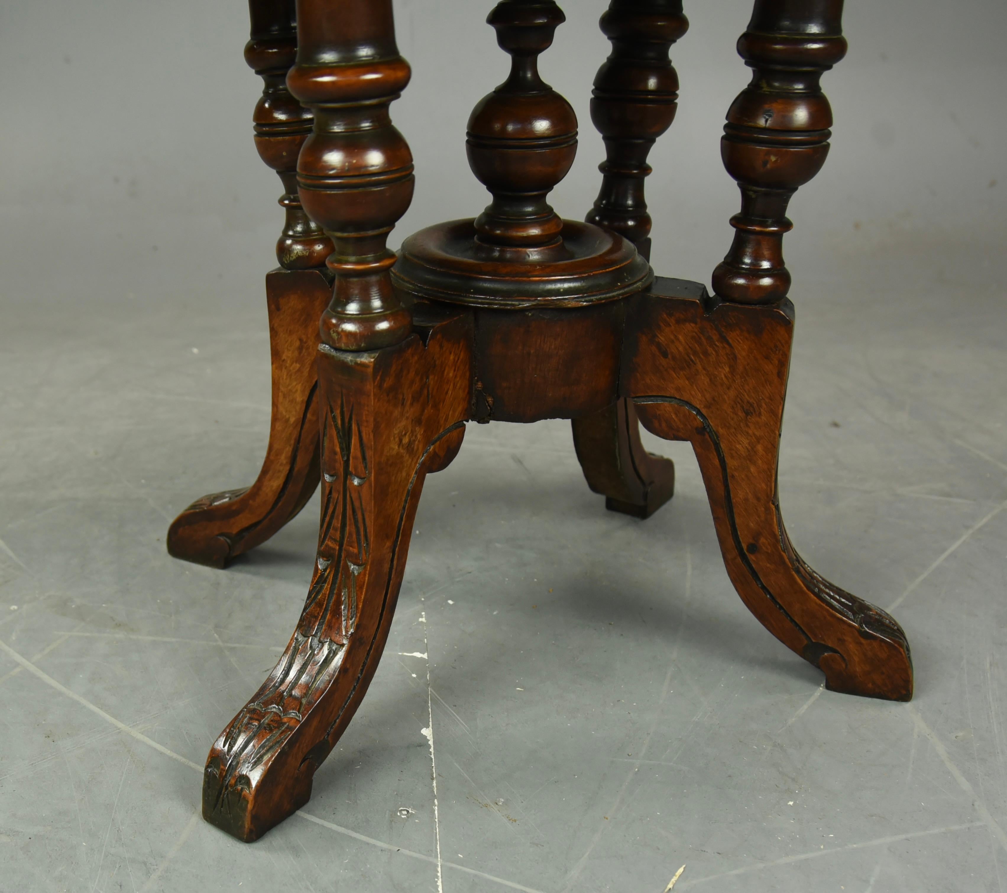 English Victorian walnut chess top coffee table In Good Condition In Chelmsford, GB