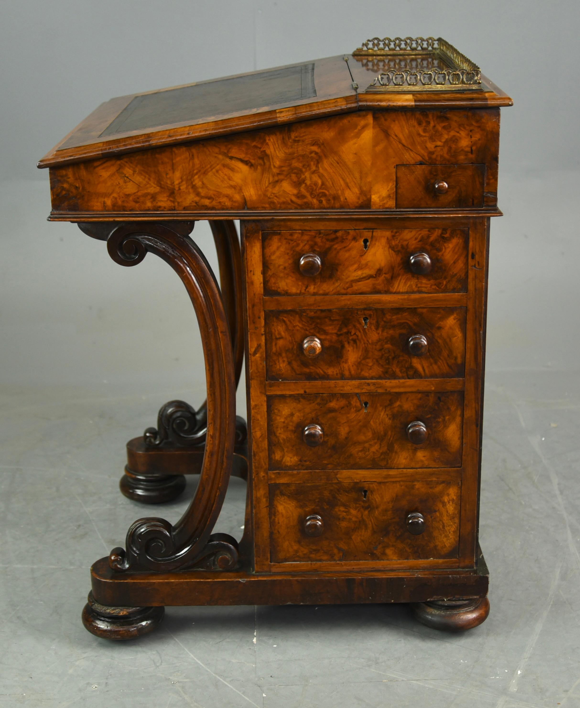 English Victorian Walnut Davenport Desk In Good Condition In Chelmsford, GB