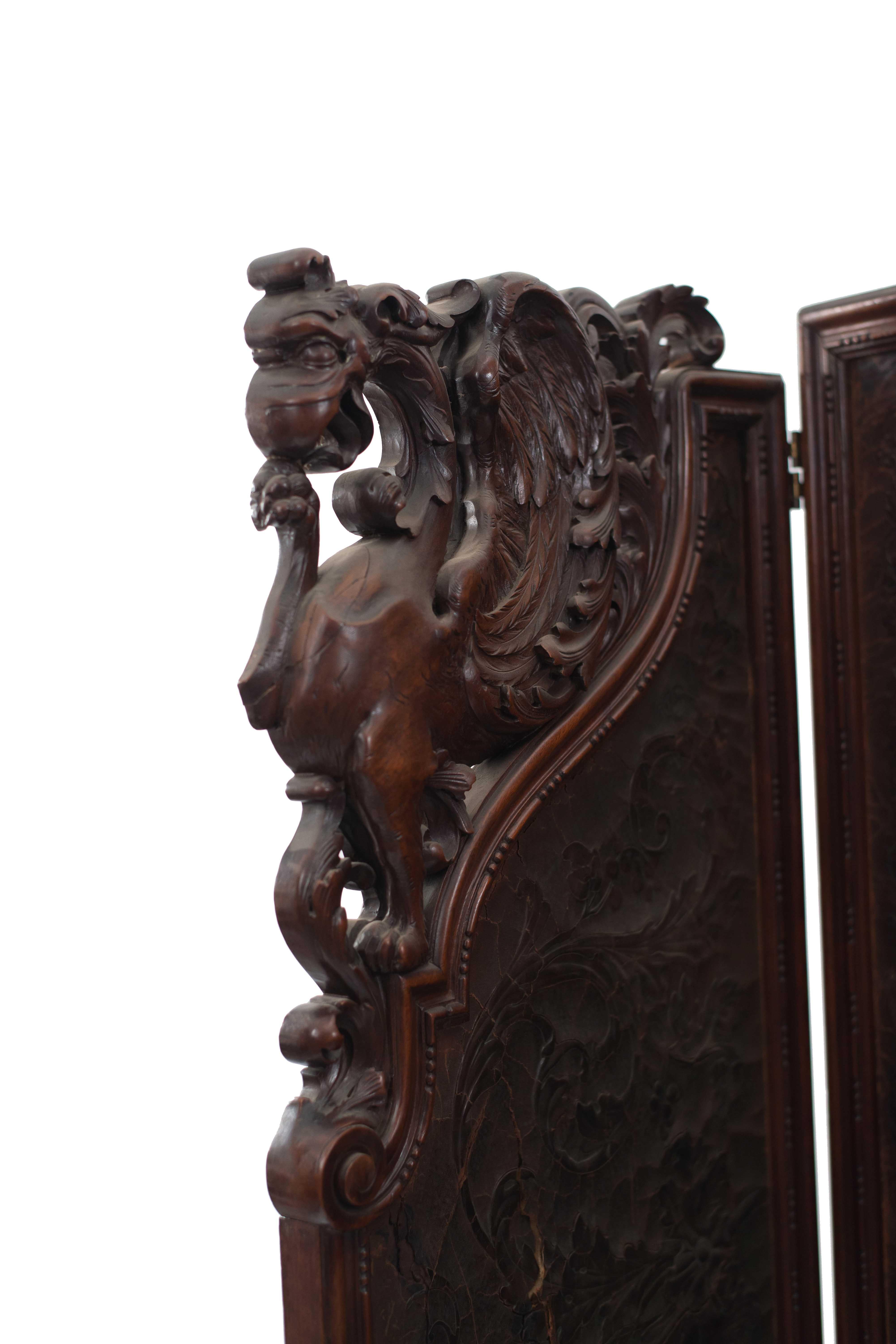 Viktorianischer 4-facher Raumteiler aus Nussbaumholz mit braunen geprägten Ledertafeln im Zustand „Gut“ im Angebot in New York, NY