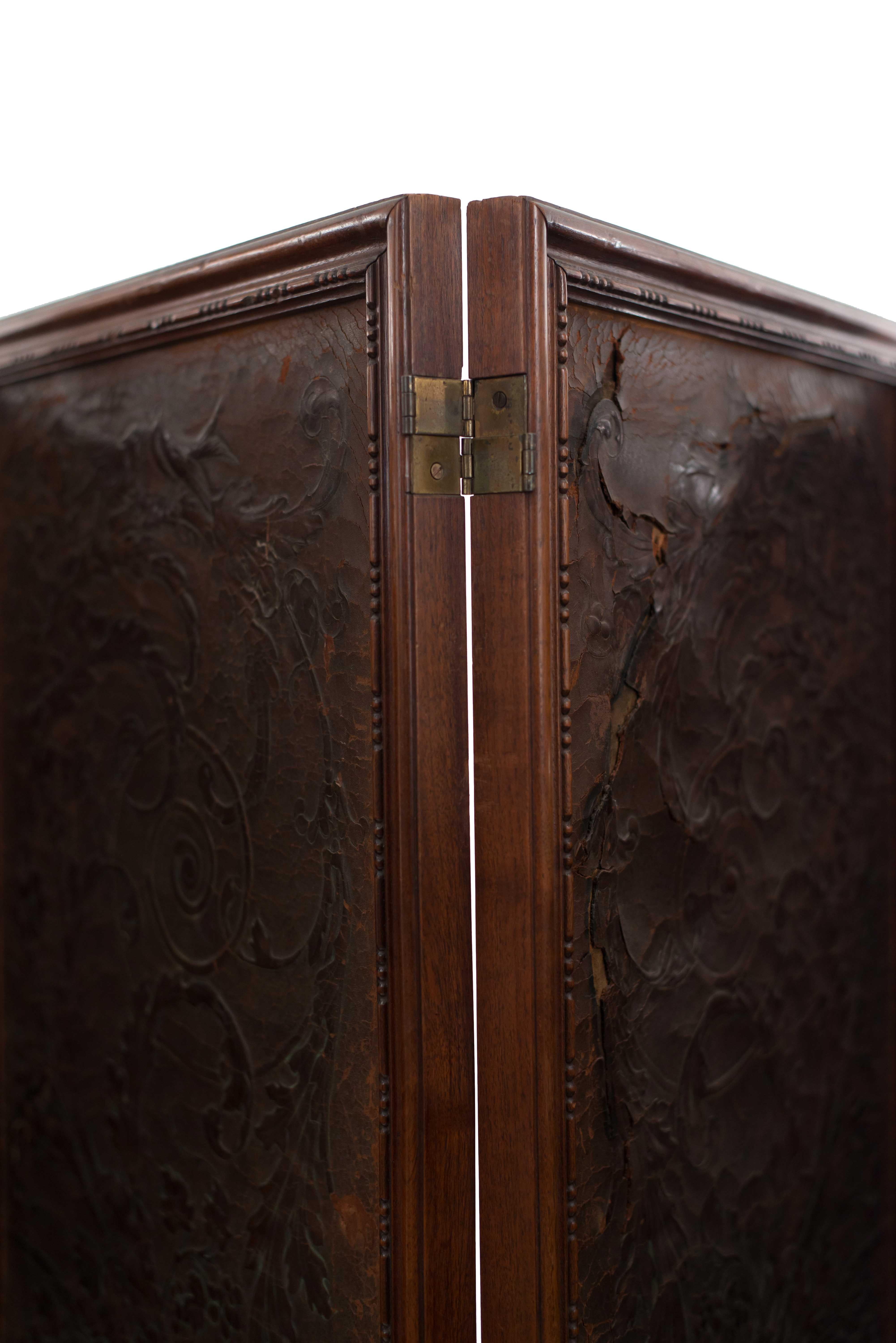 Viktorianischer 4-facher Raumteiler aus Nussbaumholz mit braunen geprägten Ledertafeln (19. Jahrhundert) im Angebot