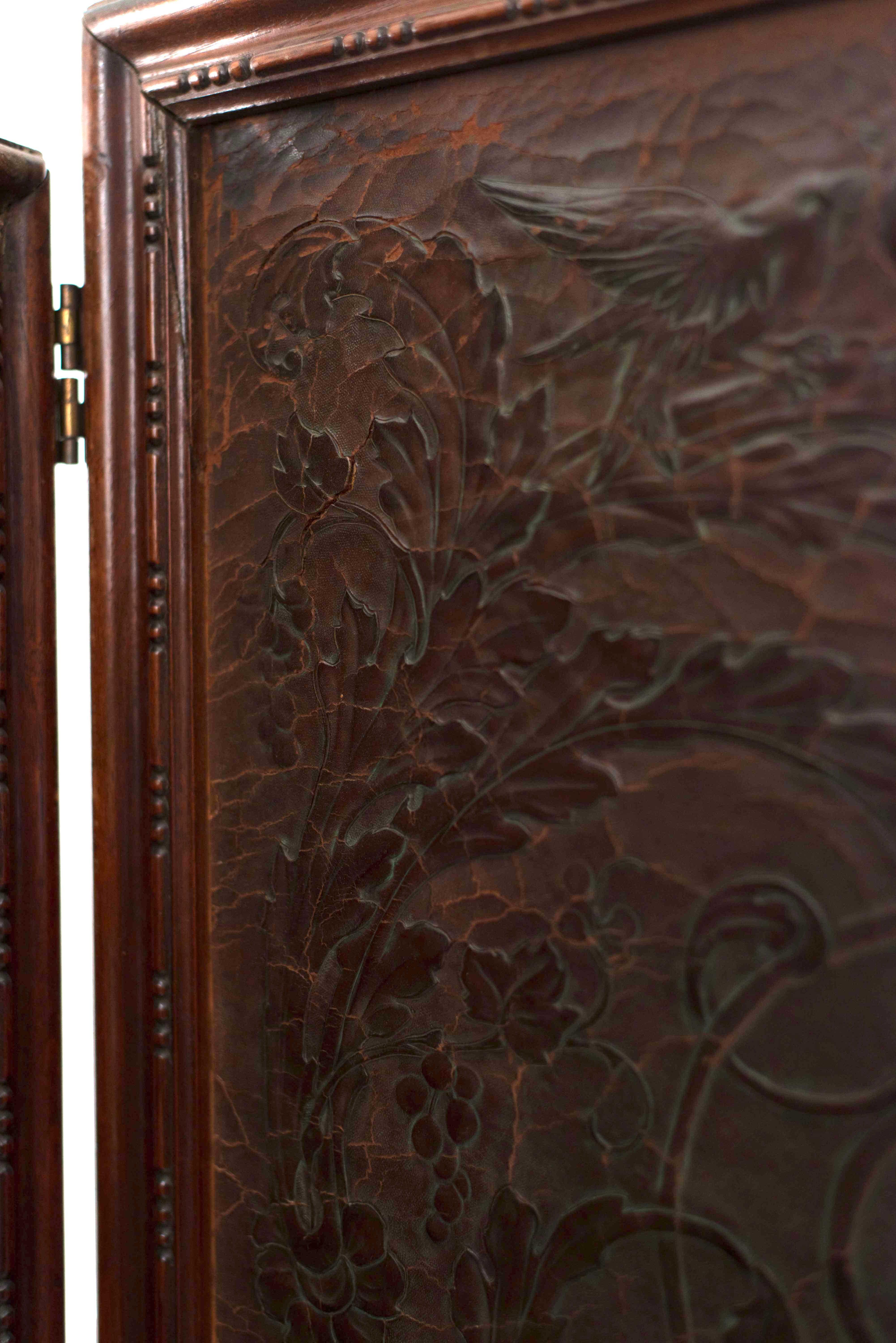 Viktorianischer 4-facher Raumteiler aus Nussbaumholz mit braunen geprägten Ledertafeln im Angebot 1