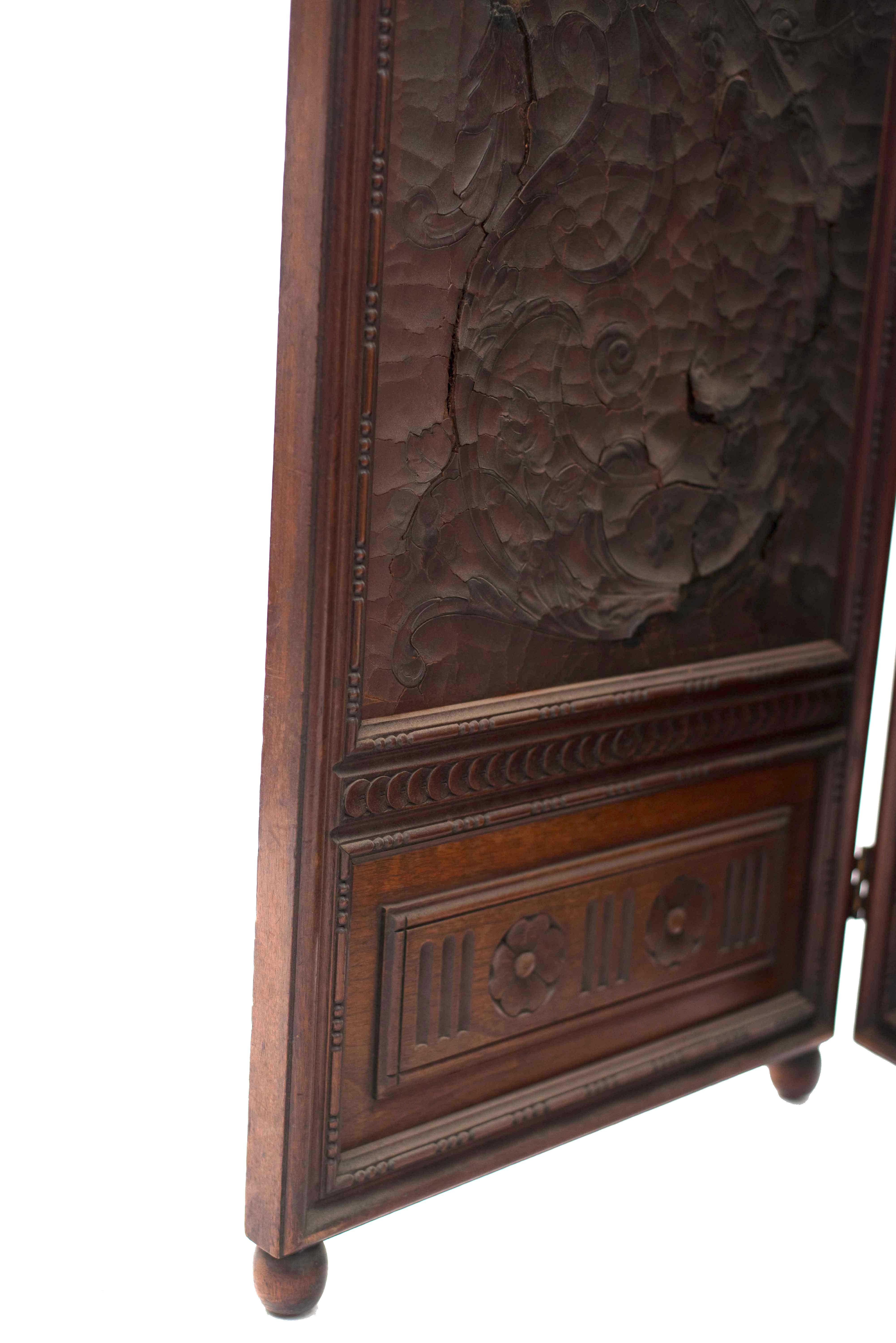 Victorian Walnut 4-Fold Screen with Brown Embossed Leather Panels For Sale 2