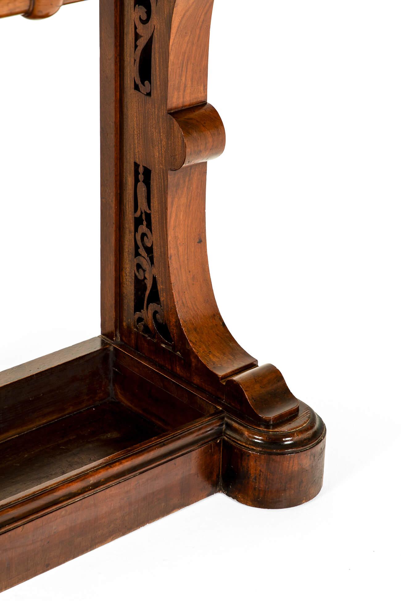 Stand pour manteaux, chapeaux et parapluies en noyer de l'époque victorienne anglaise en vente 4