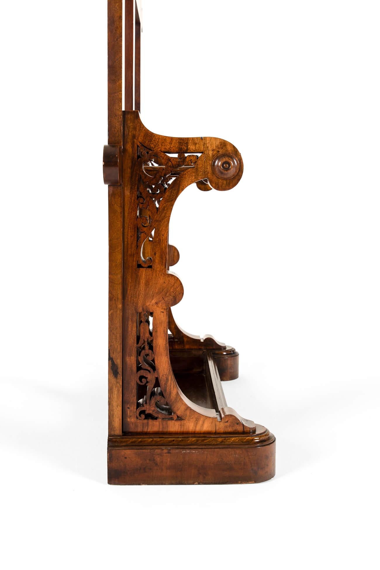 Stand pour manteaux, chapeaux et parapluies en noyer de l'époque victorienne anglaise Bon état - En vente à Faversham, GB