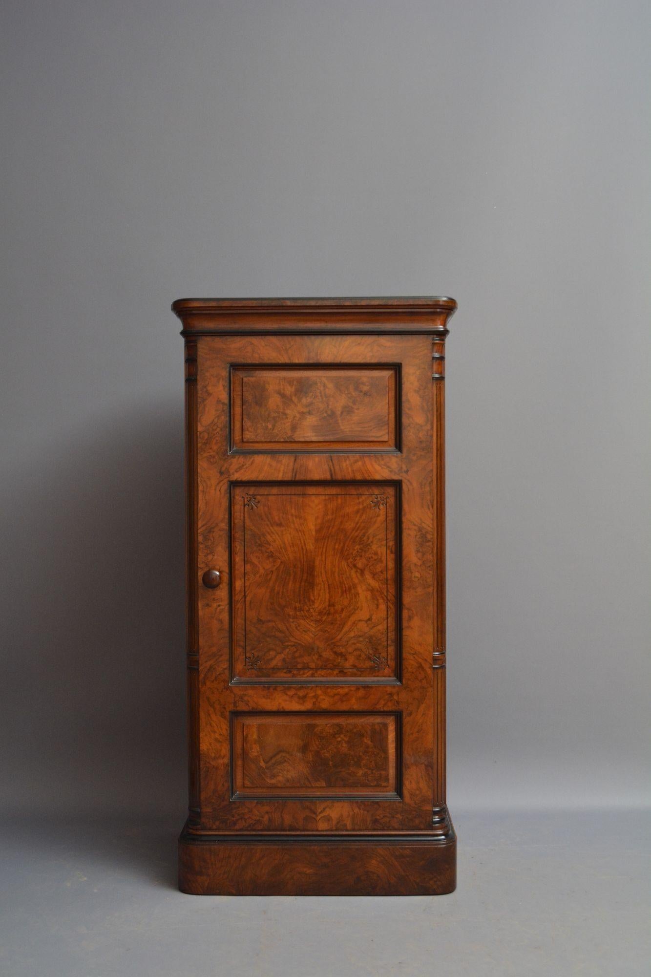 Sn5630 Très beau meuble à boissons / meuble à musique sur piédestal de style victorien en ronce de noyer et noyer figuré, avec un dessus en forme de voile au bord arrondi et mouluré au-dessus d'une porte de meuble à trois panneaux rainurés munis