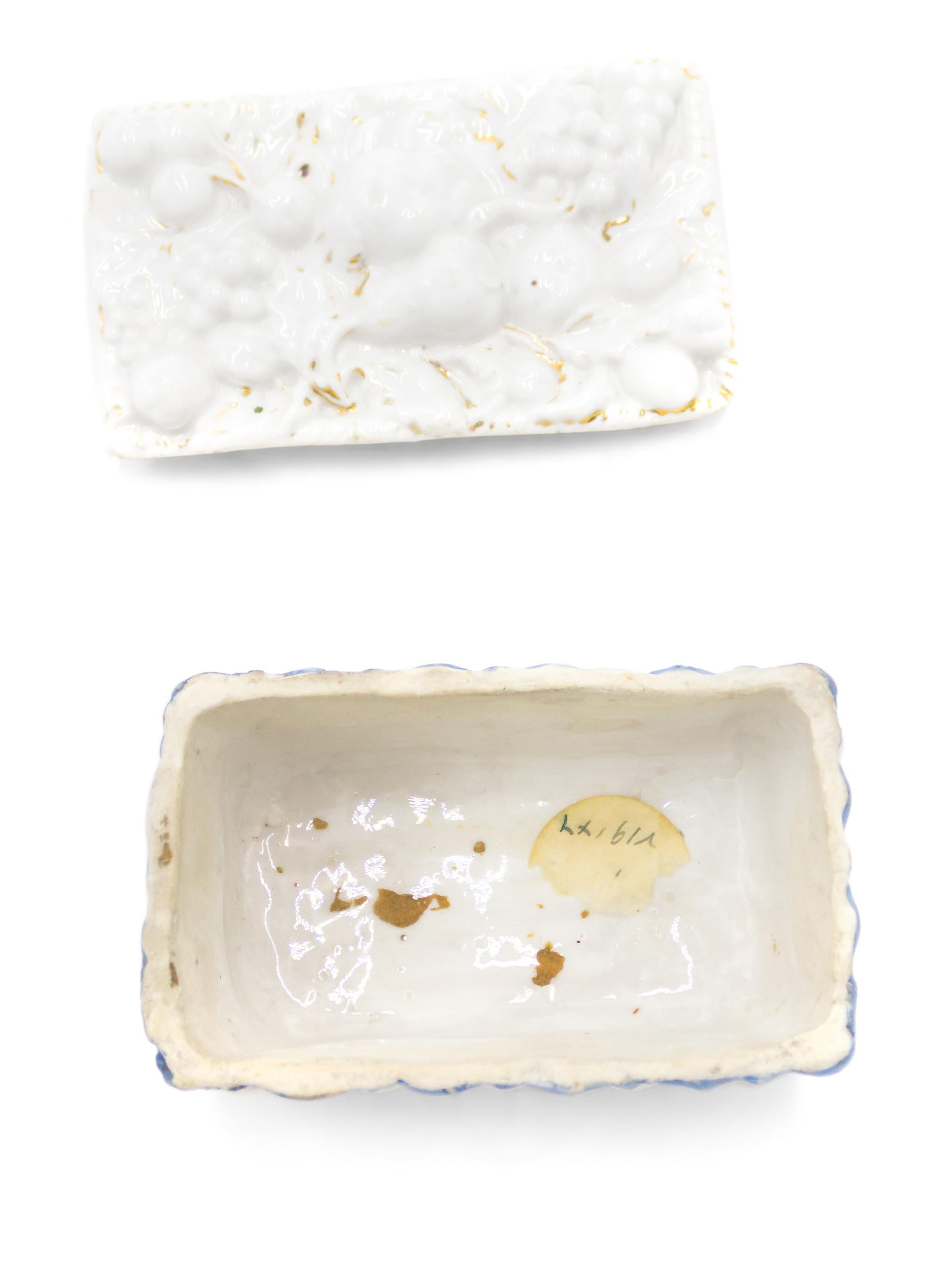 Boîte en porcelaine blanche de style victorien anglais Bon état - En vente à New York, NY