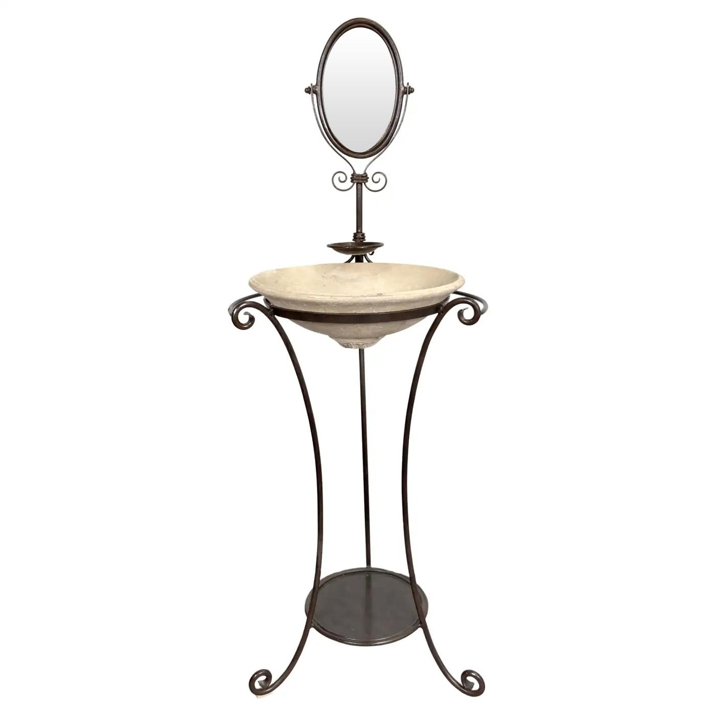 Uno squisito portabiancheria vittoriano inglese in ferro battuto, meticolosamente lavorato a mano per mostrare una raffinata lavorazione a volute. Questo elegante pezzo è impreziosito da uno specchio ovale, da un portasapone e da un lavabo originale